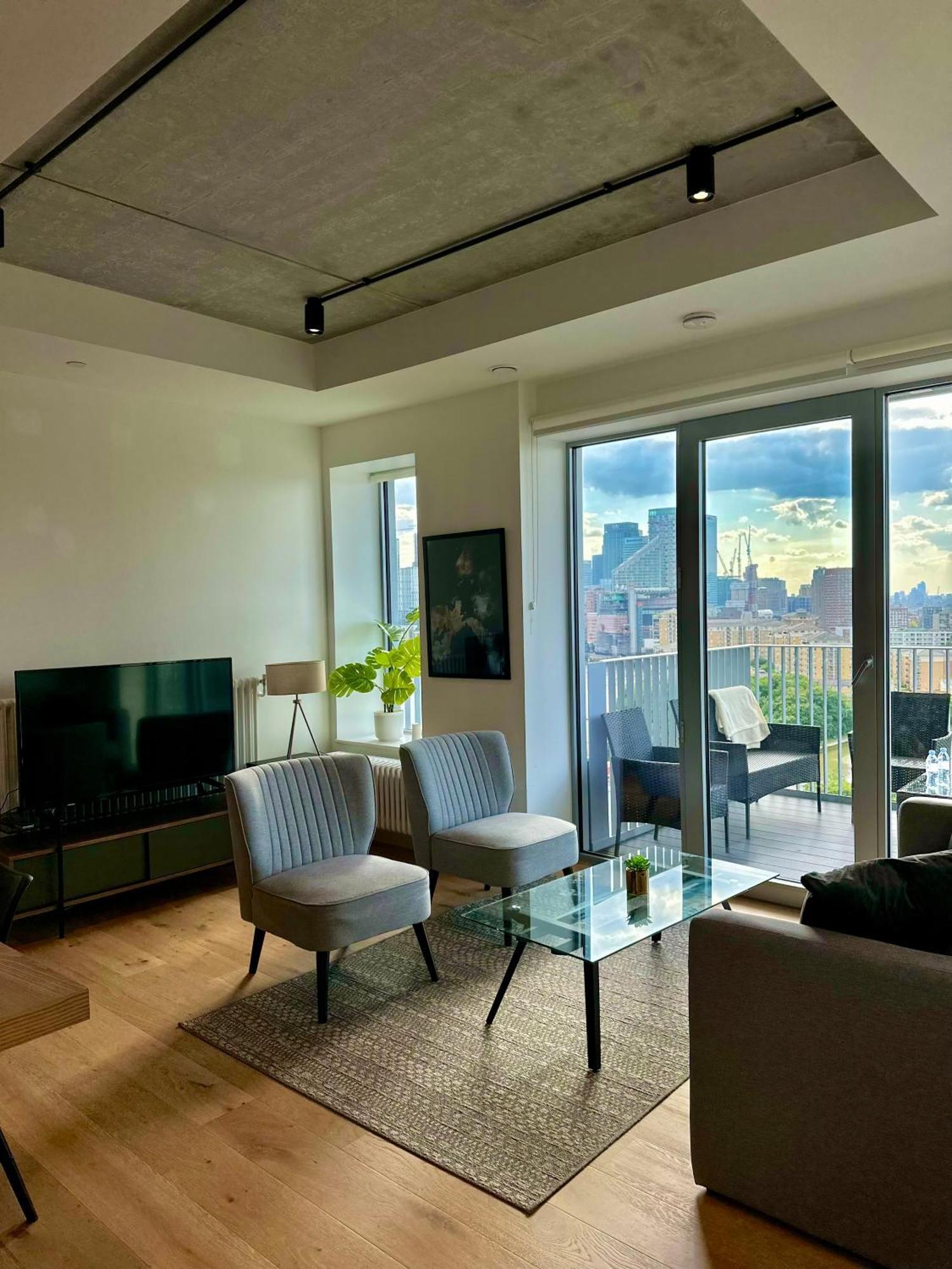 Beautiful View To Canary Wharf , O2 Arena , Near By Excel 3-beds Appartement