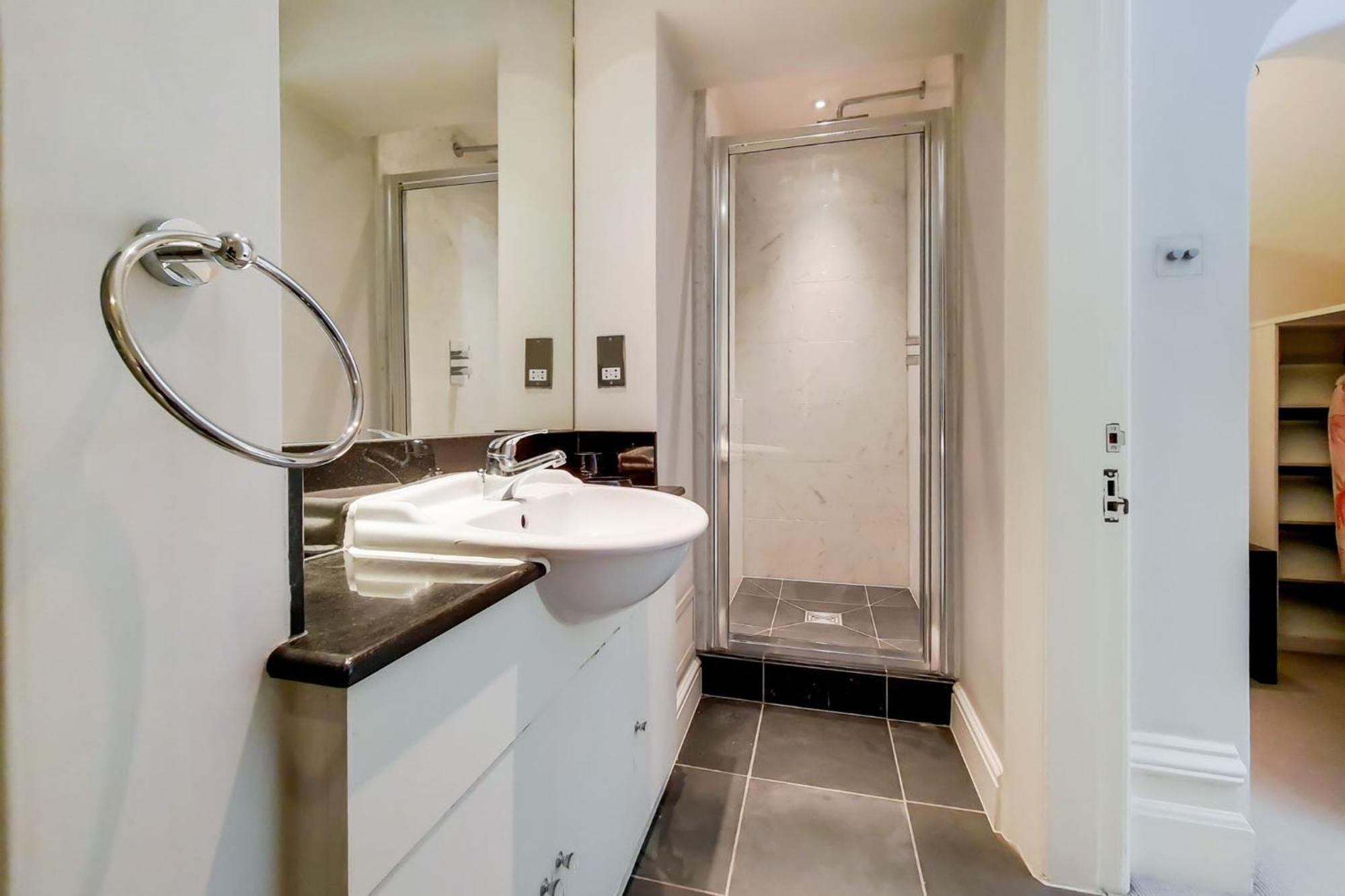 Sir Hans Sloane Apartment *