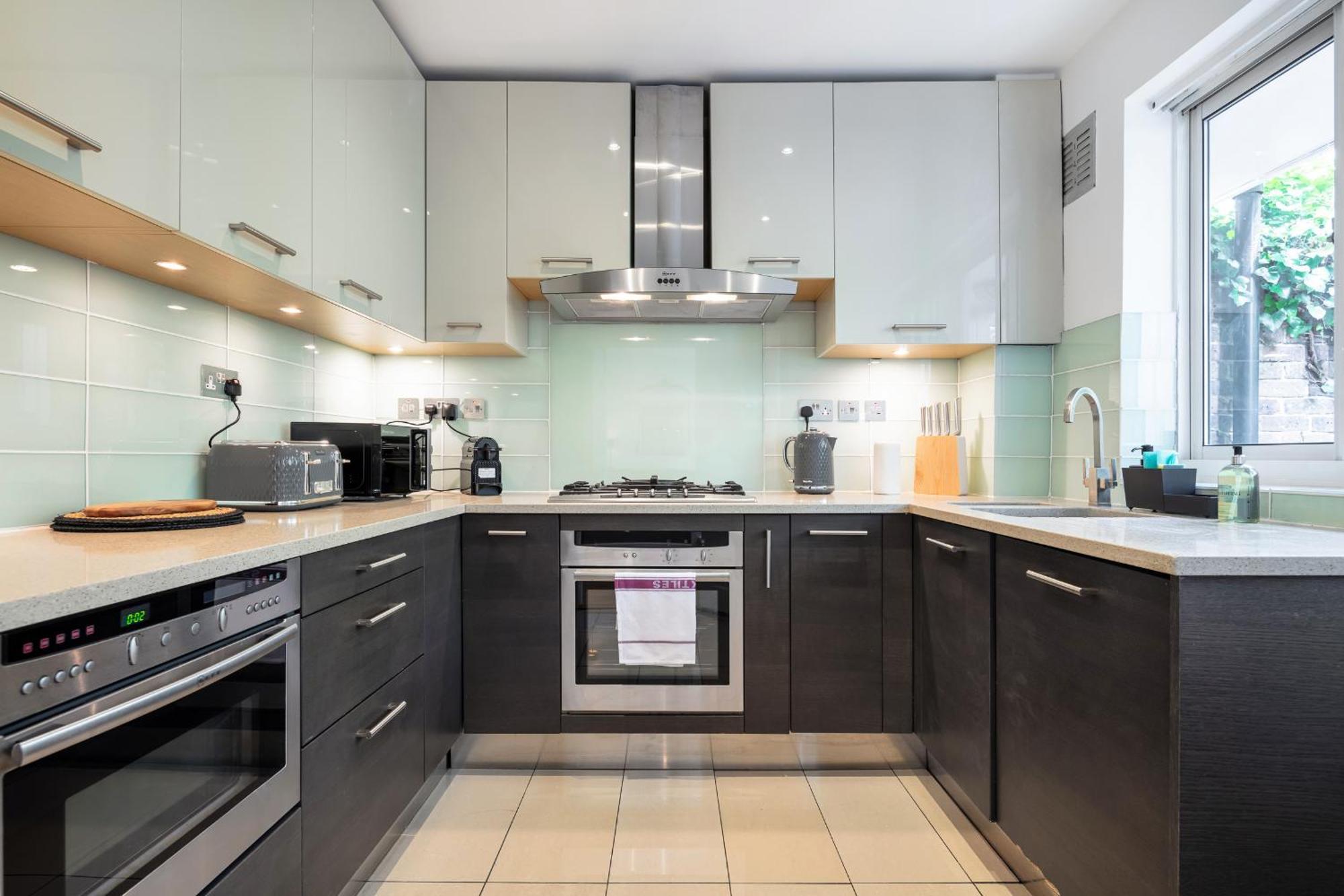 Rare 4beds Townhouse In Kensington With Patio