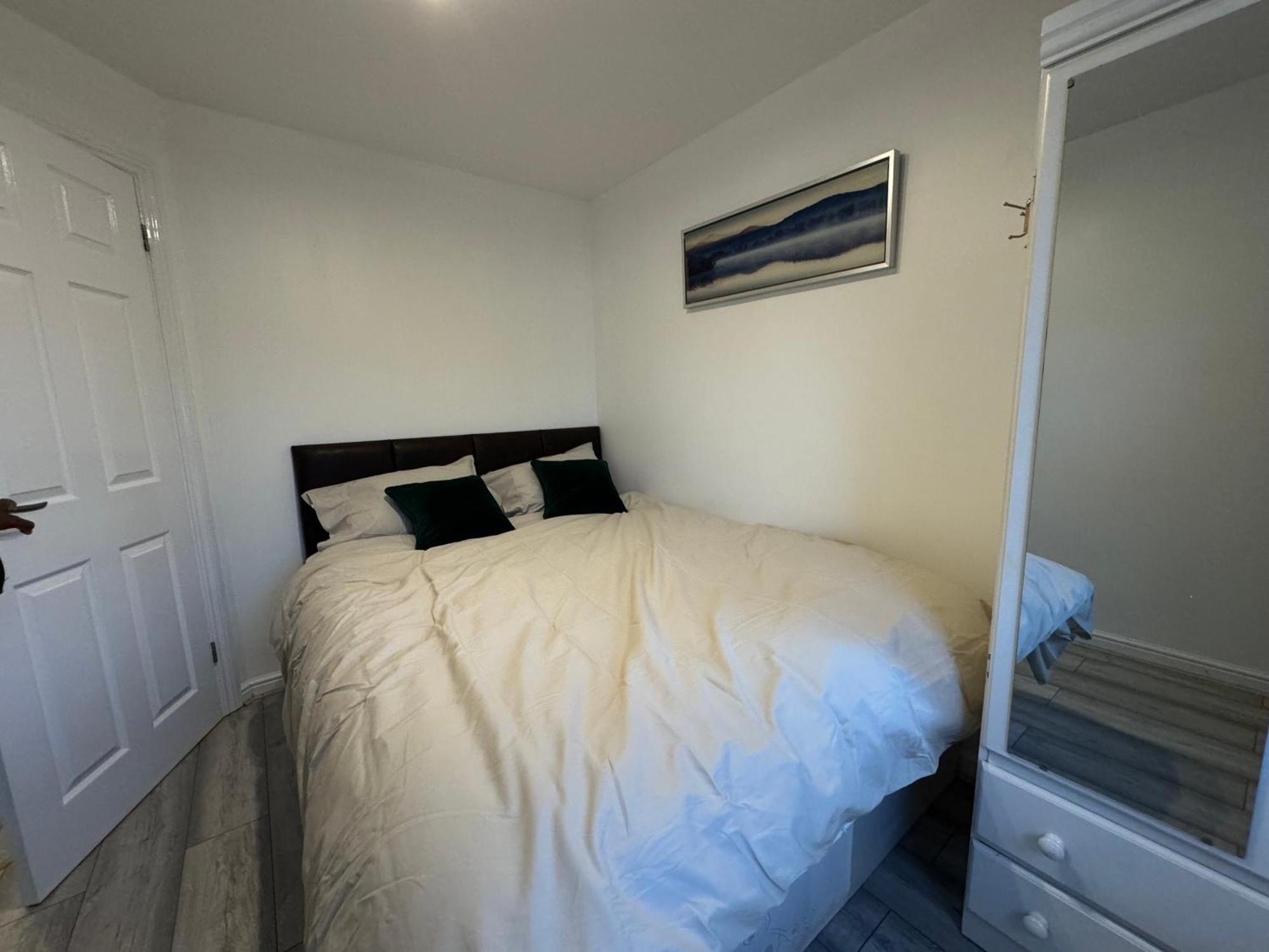Spacious 3 Bedroom Home, With Private Driveway 5 Minutes From Excel Centre & Custom House Feriehus