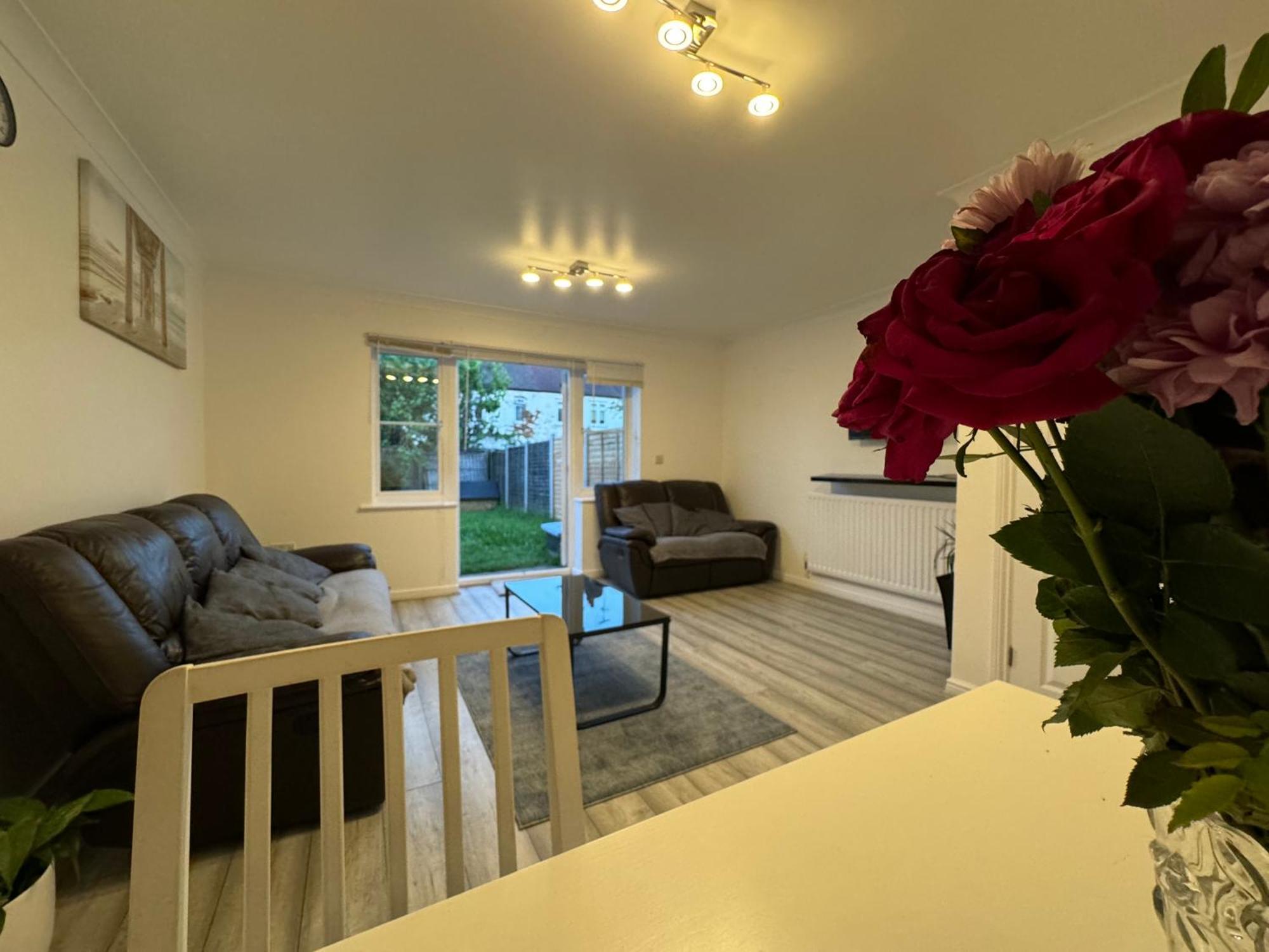 Spacious 3 Bedroom Home, With Private Driveway 5 Minutes From Excel Centre & Custom House Feriehus London