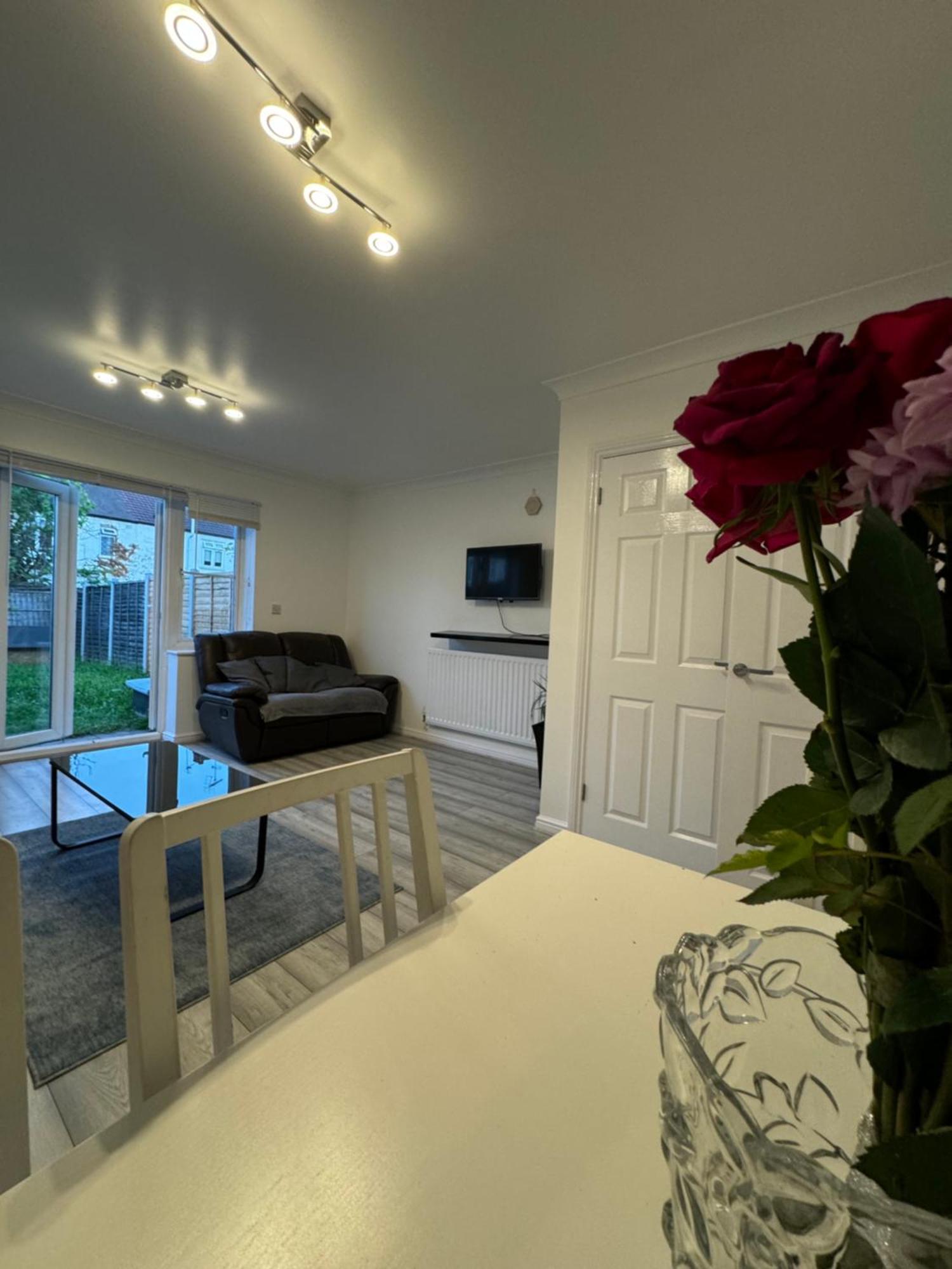 Feriehus Spacious 3 Bedroom Home, With Private Driveway 5 Minutes From Excel Centre & Custom House *