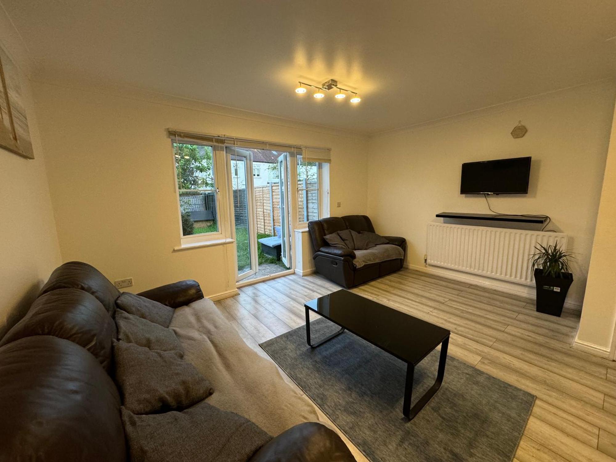 Spacious 3 Bedroom Home, With Private Driveway 5 Minutes From Excel Centre & Custom House Feriehus *