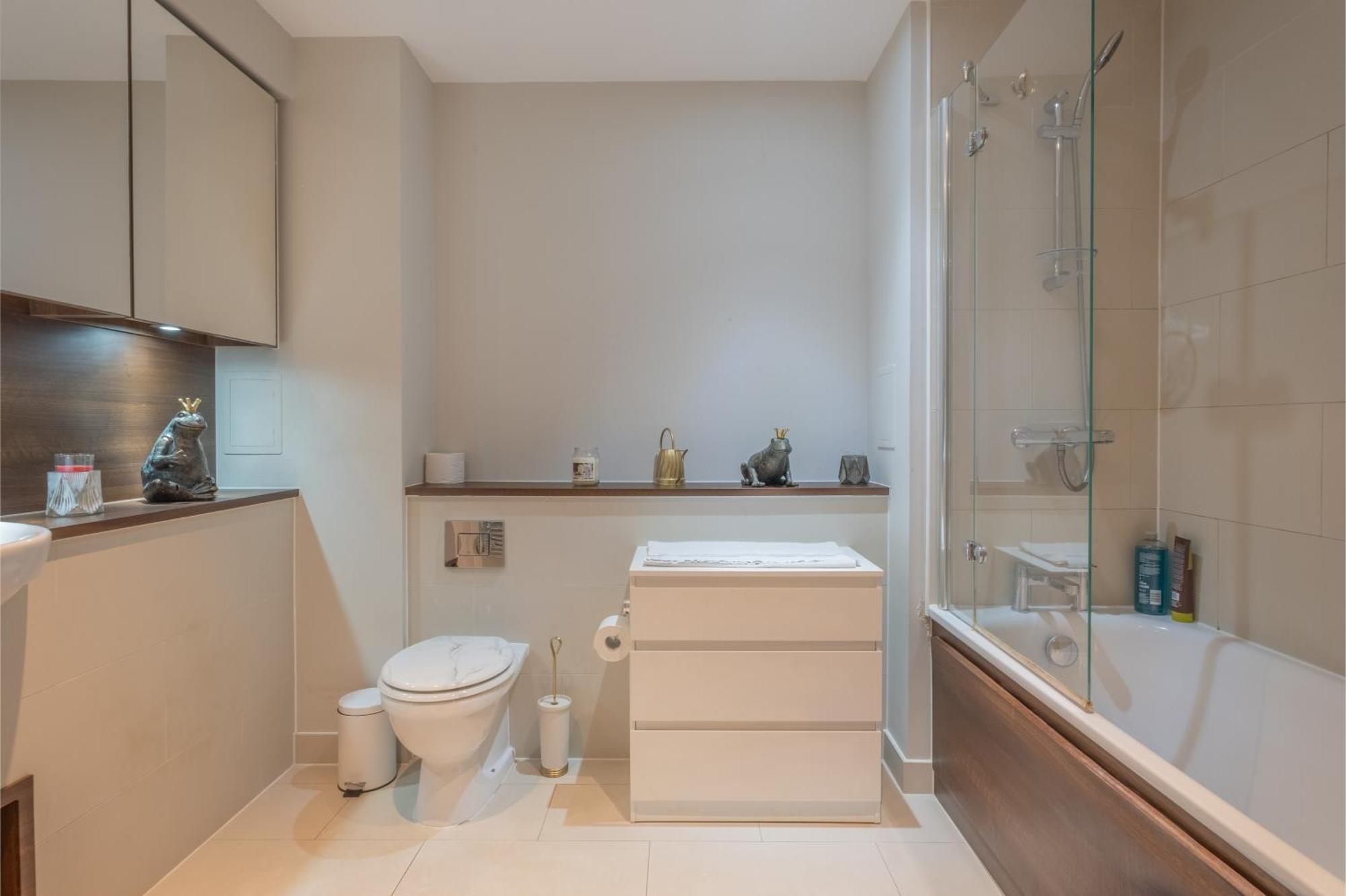 Brand New Flat With Car Park * Londen