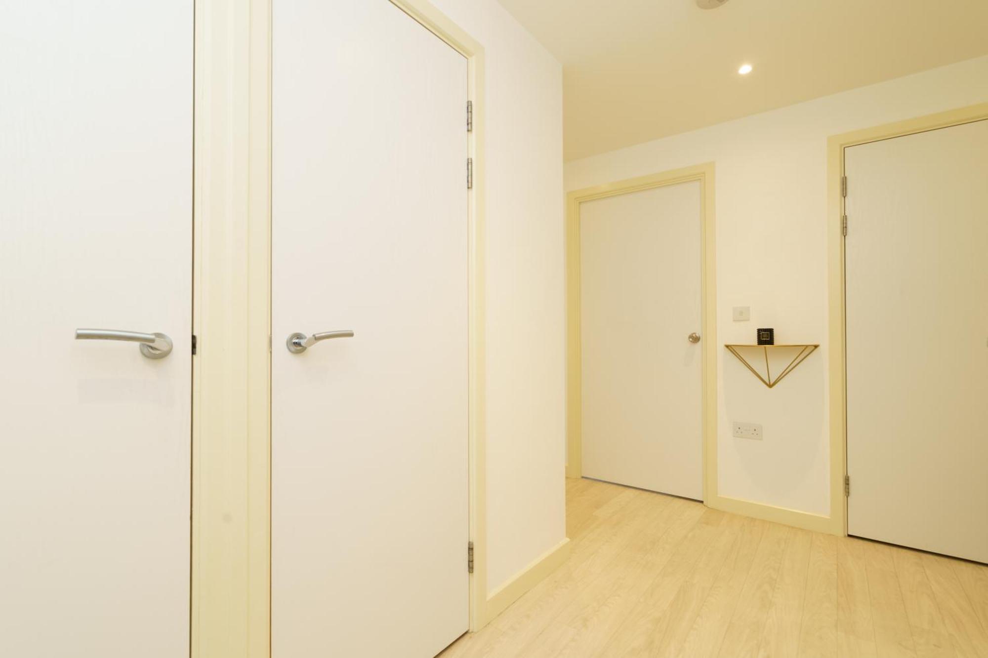 Apartment Stylish Surrey Quays - 10 Mins From Station *