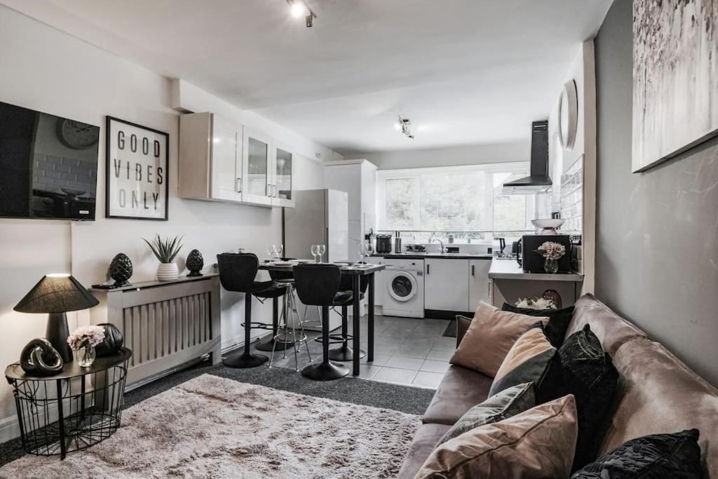 Apartment 4 Bed Flat Sleeps Up To 9 Close To Brixton *