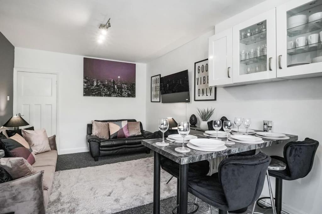 4 Bed Flat Sleeps Up To 9 Close To Brixton Apartment London