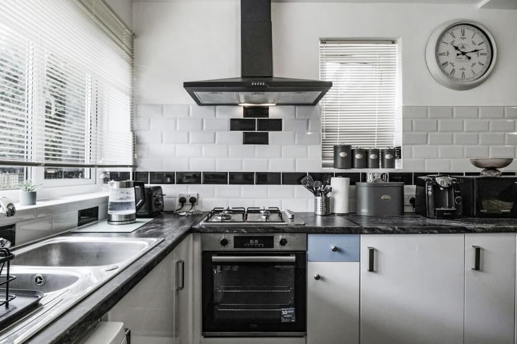 4 Bed Flat Sleeps Up To 9 Close To Brixton London