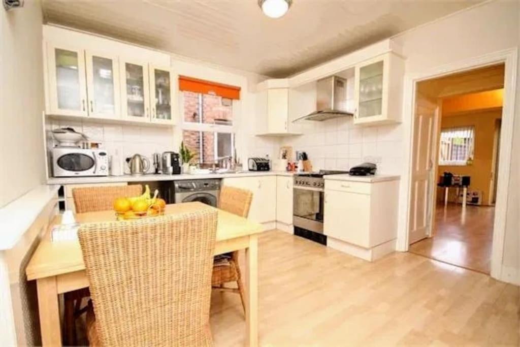 Ground Floor 3 Bedroom Flat Leilighet London