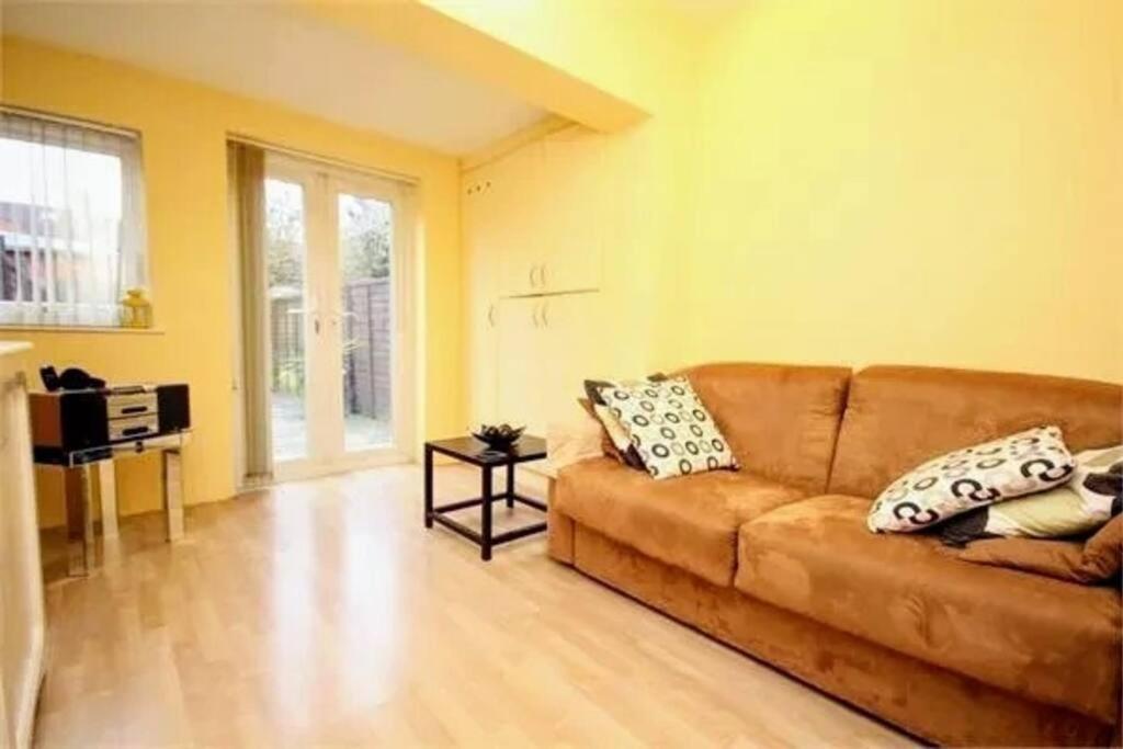 Leilighet Ground Floor 3 Bedroom Flat London