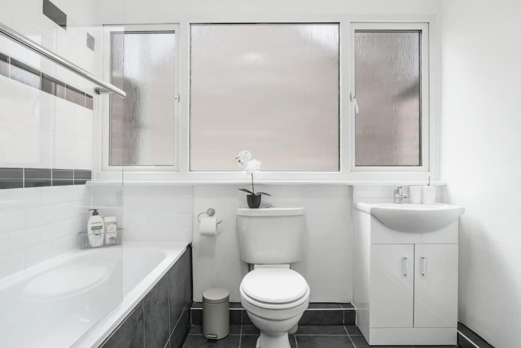 4 Bed Flat Sleeps Up To 9 Close To Brixton London