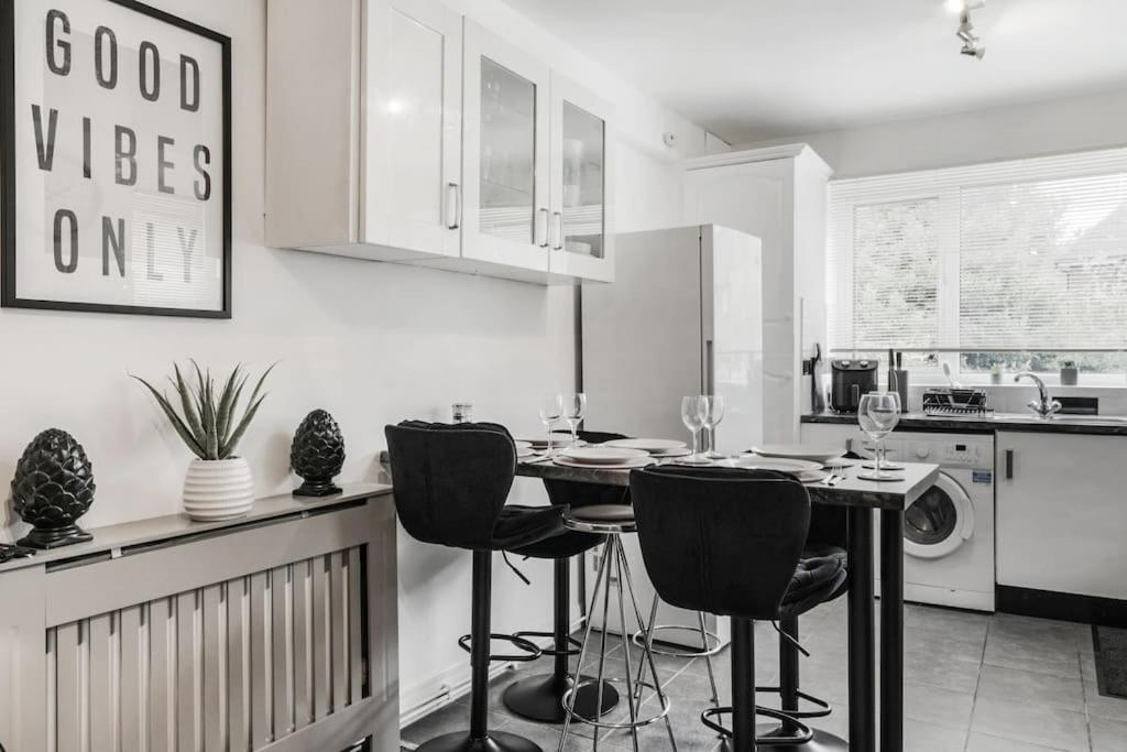 4 Bed Flat Sleeps Up To 9 Close To Brixton Apartment *