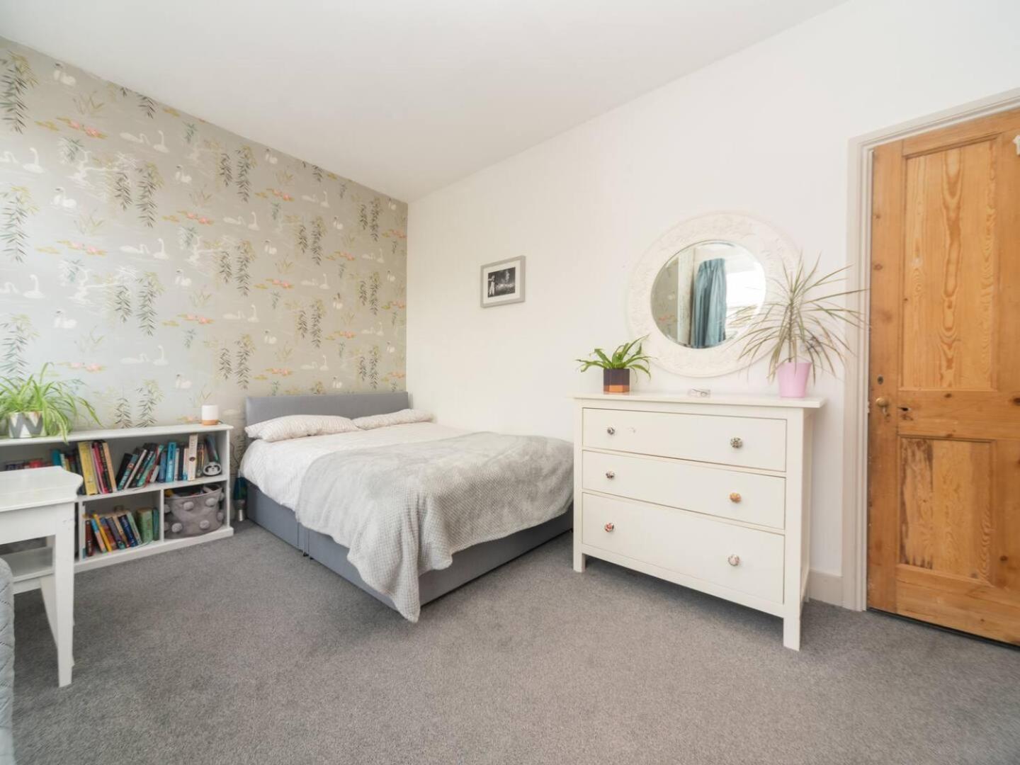 Pass The Keys - Wonderful Family In Earlsfield * London