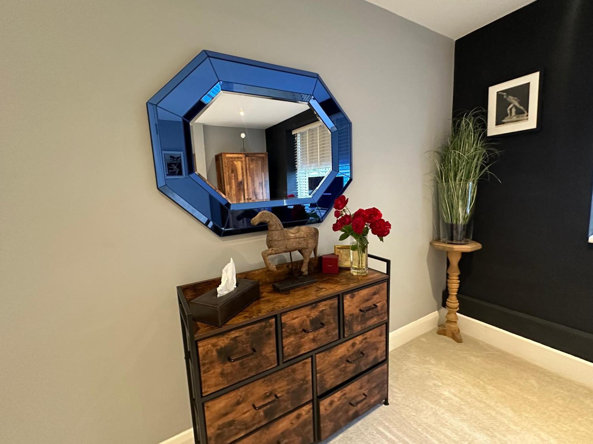 Tower Bridge, Boutique, Shad Thames Butlers Wharf Secure Parking , Balcony View Of Shard, Luxury With Van Parking Upto 4 Vans Ideal For Builders Shopfitters Secure Cctv Apartment *