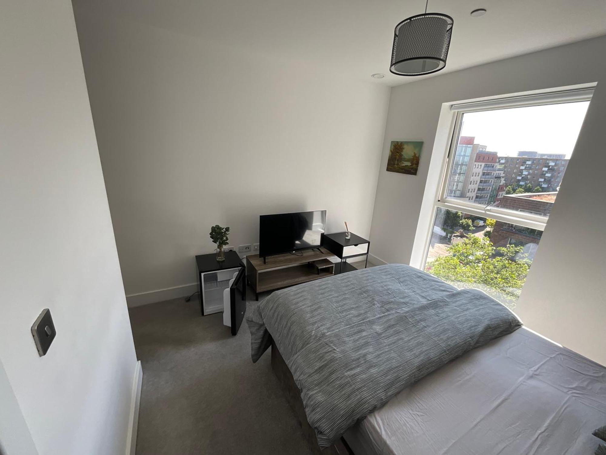 Appartement 1br Gem In Shared Near O2 Arena & Excel With Patio, Private Bath, Free Parking & Garden Londen