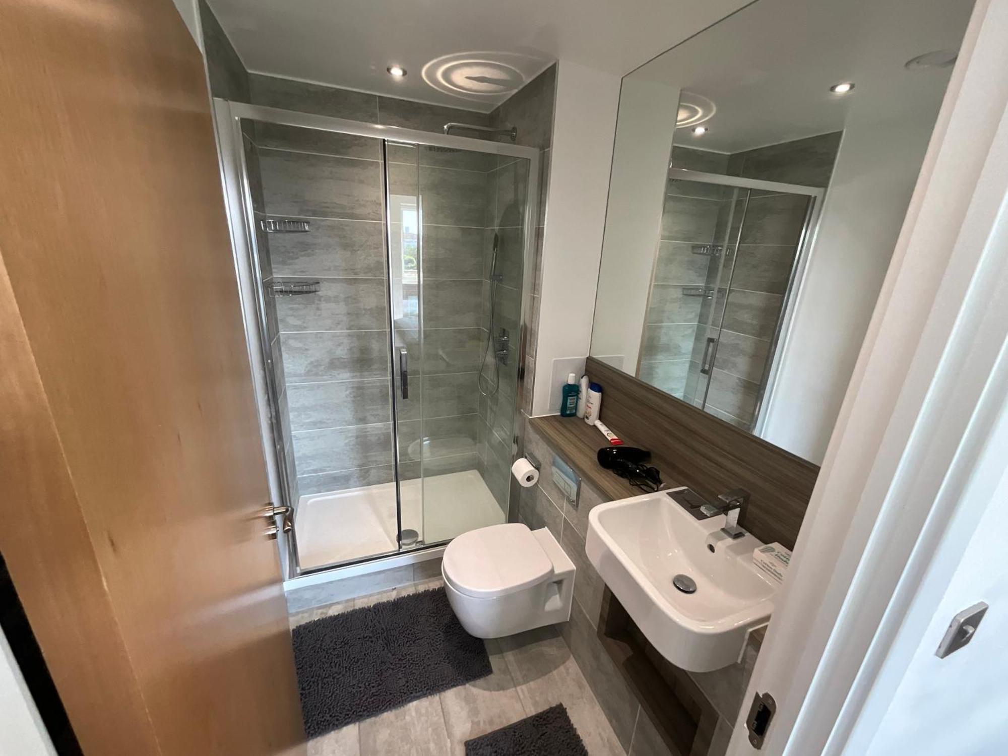 Appartement 1br Gem In Shared Near O2 Arena & Excel With Patio, Private Bath, Free Parking & Garden