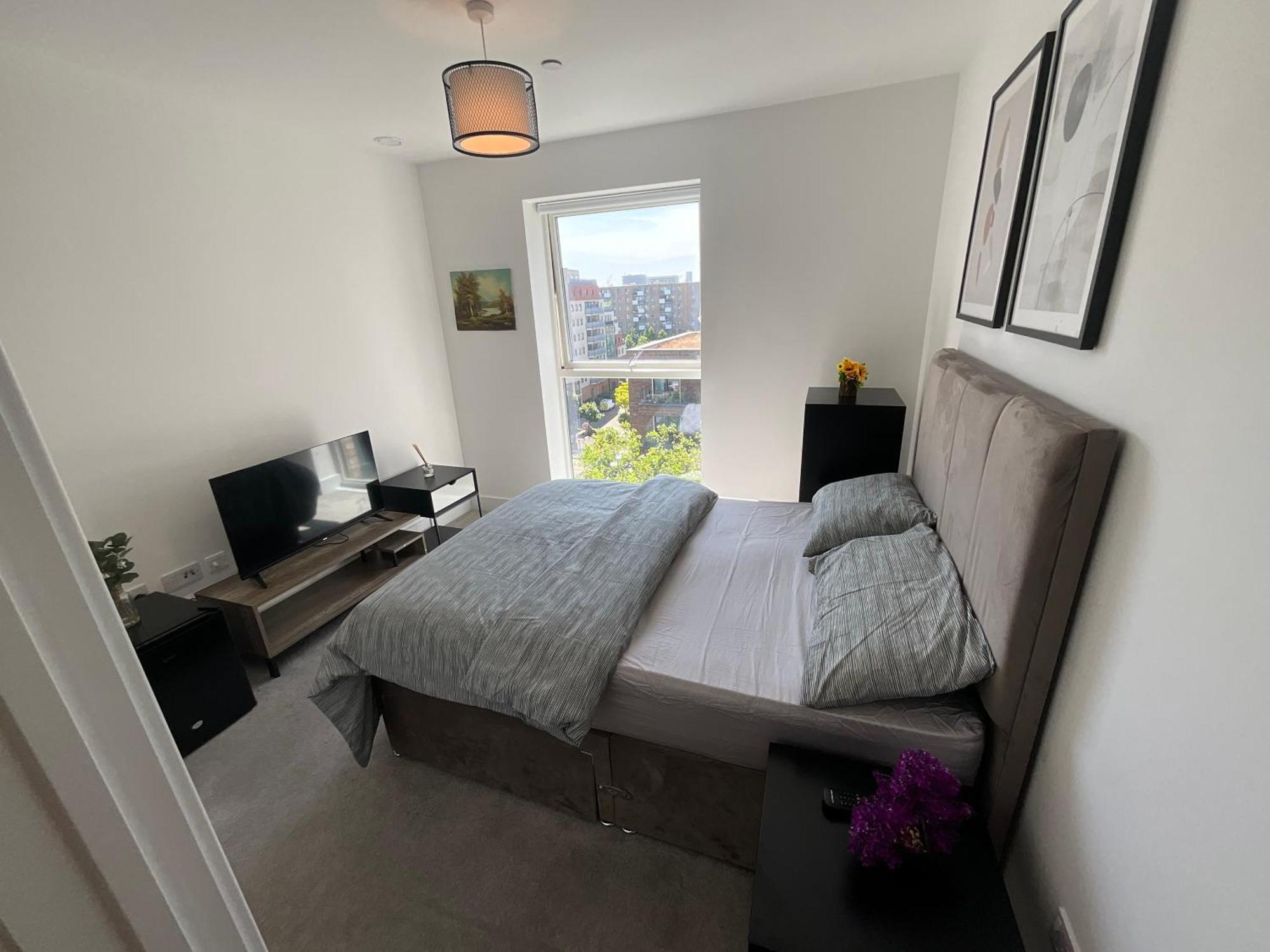Appartement 1br Gem In Shared Near O2 Arena & Excel With Patio, Private Bath, Free Parking & Garden Londen