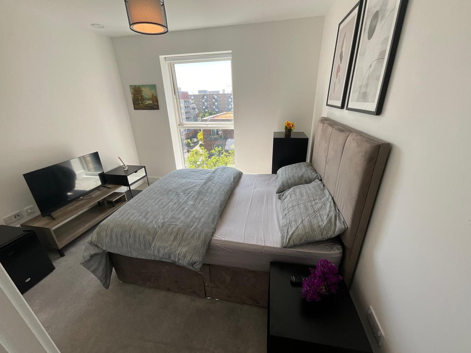 1br Gem In Shared Near O2 Arena & Excel With Patio, Private Bath, Free Parking & Garden Londen