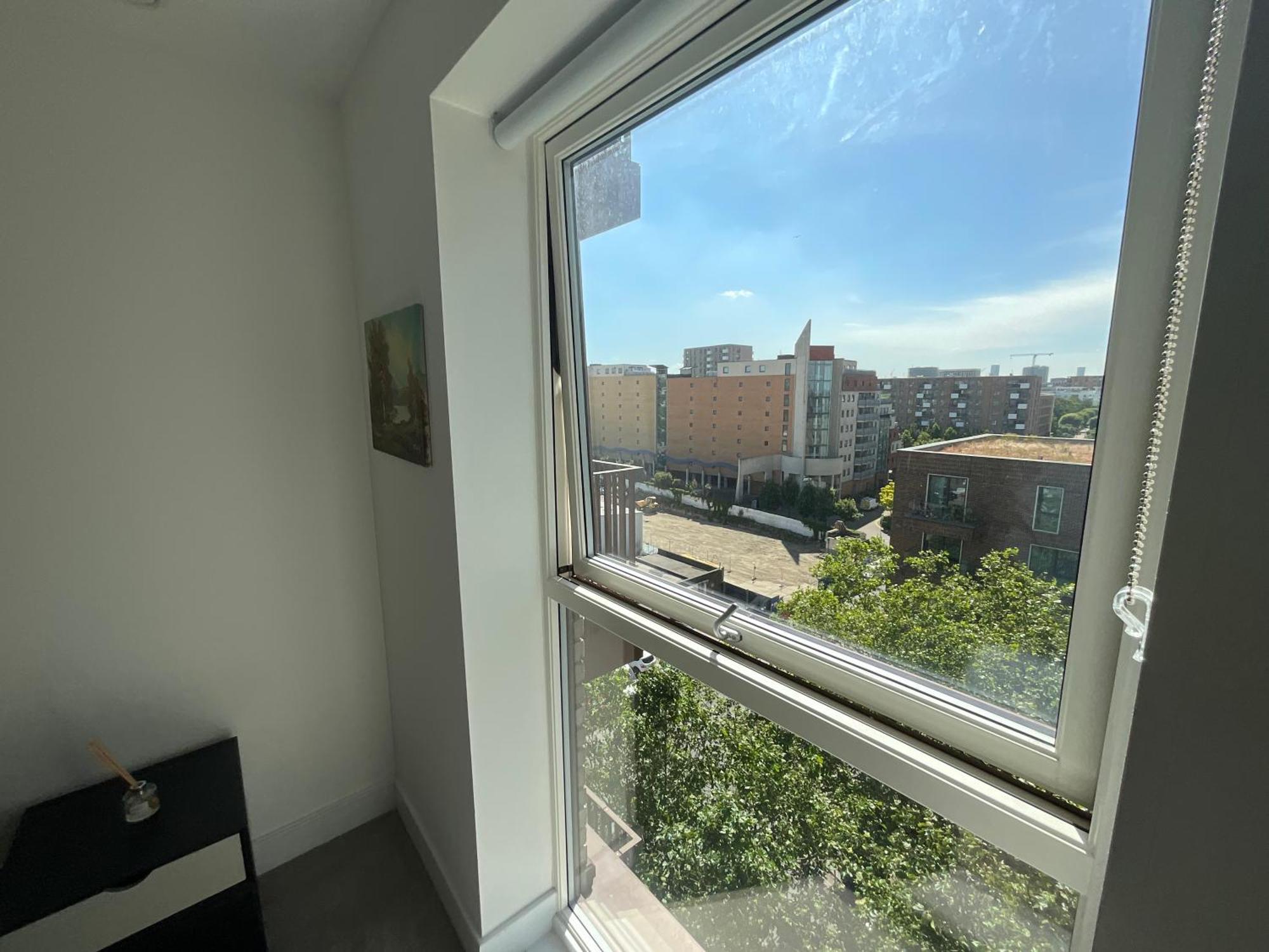 Appartement 1br Gem In Shared Near O2 Arena & Excel With Patio, Private Bath, Free Parking & Garden Londen