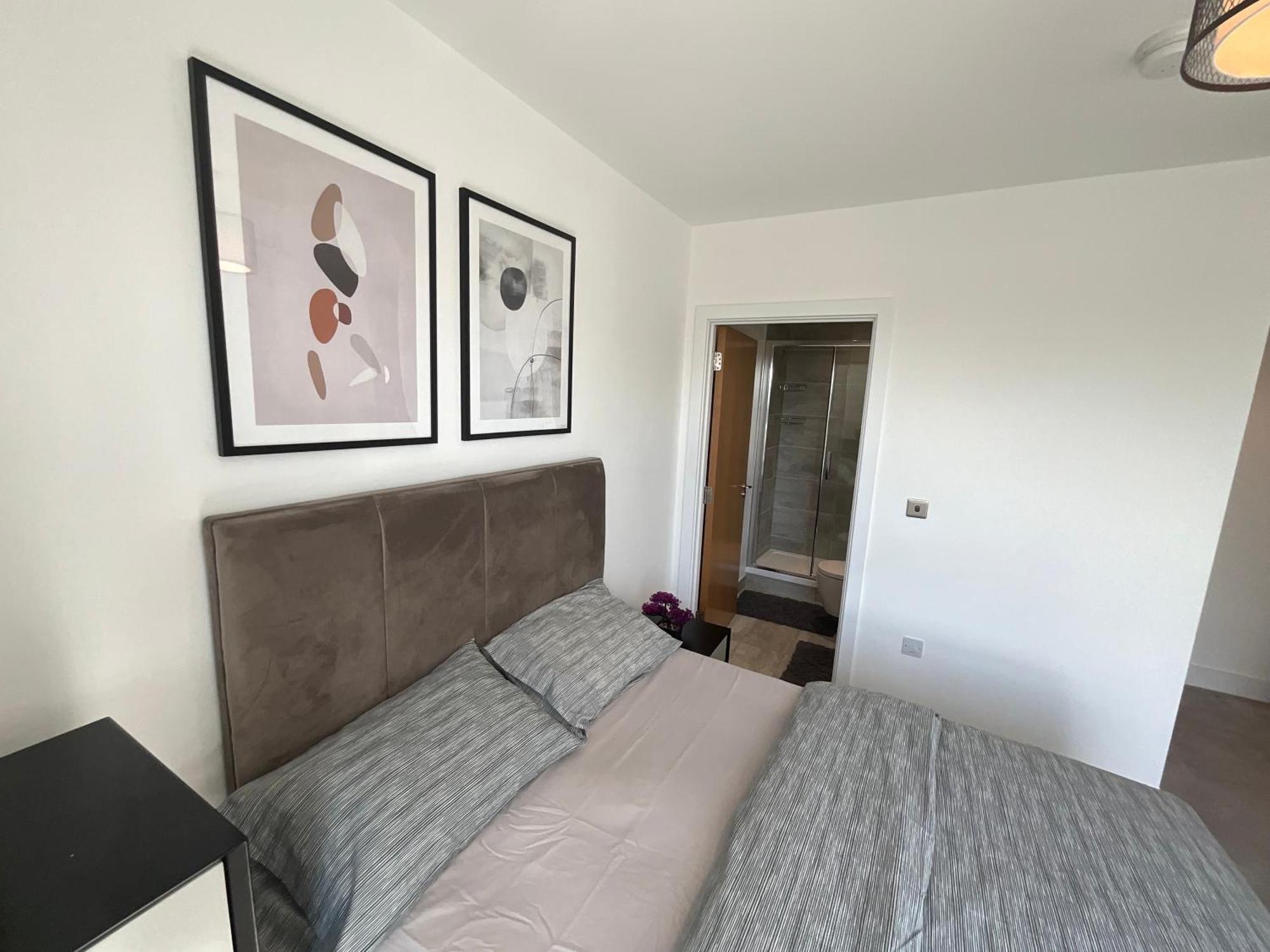 Appartement 1br Gem In Shared Near O2 Arena & Excel With Patio, Private Bath, Free Parking & Garden