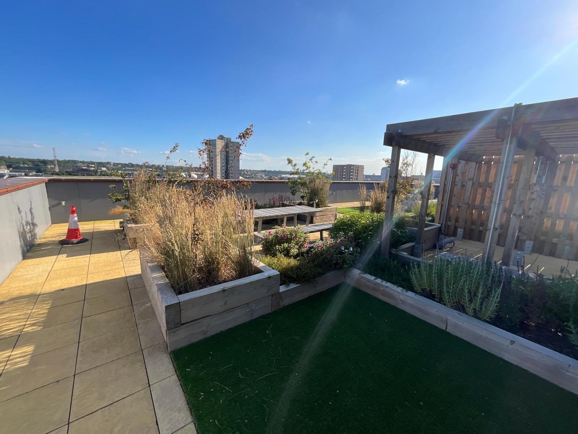 Appartement 1br Gem In Shared Near O2 Arena & Excel With Patio, Private Bath, Free Parking & Garden *