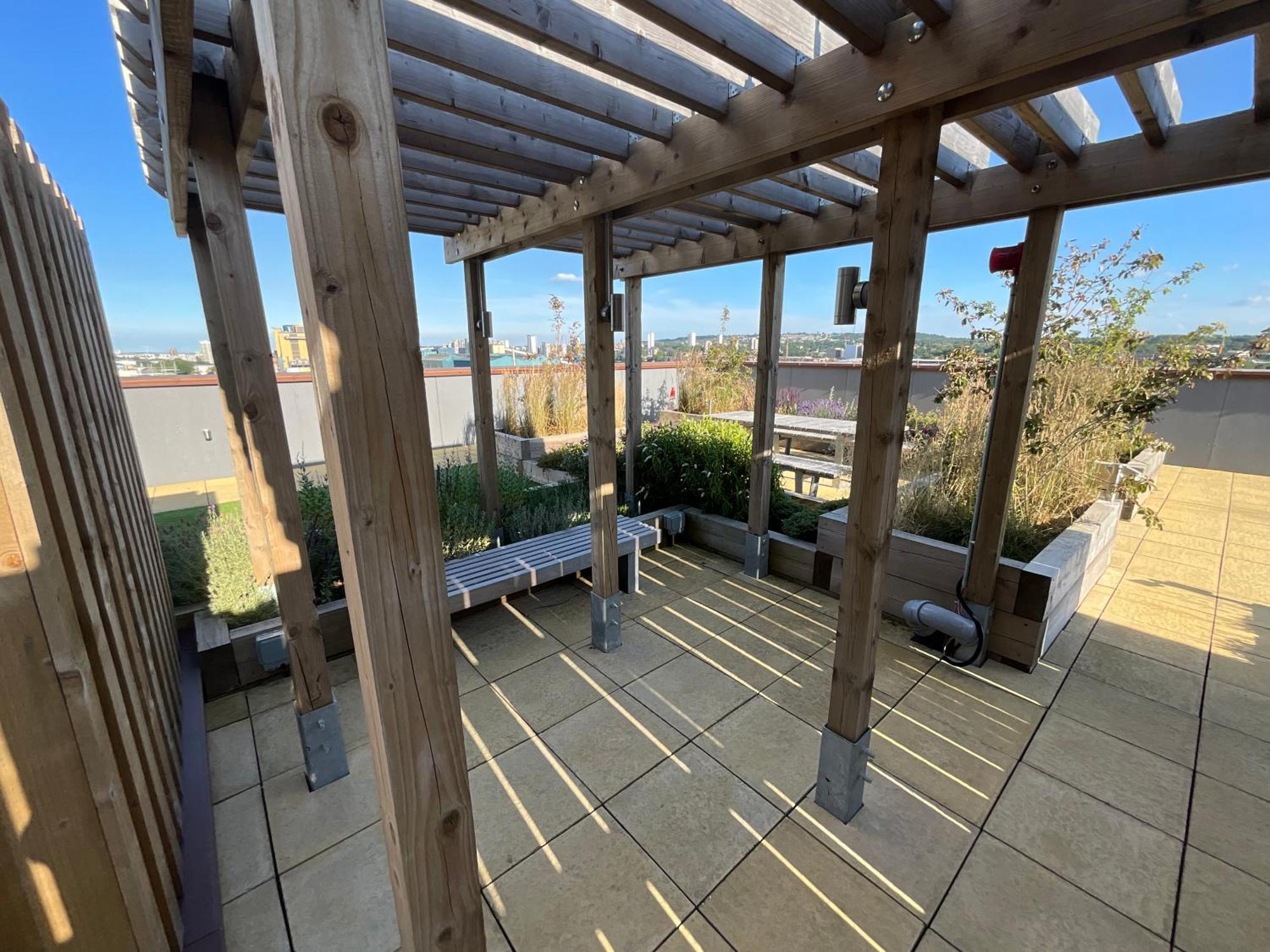 Appartement 1br Gem In Shared Near O2 Arena & Excel With Patio, Private Bath, Free Parking & Garden Londen