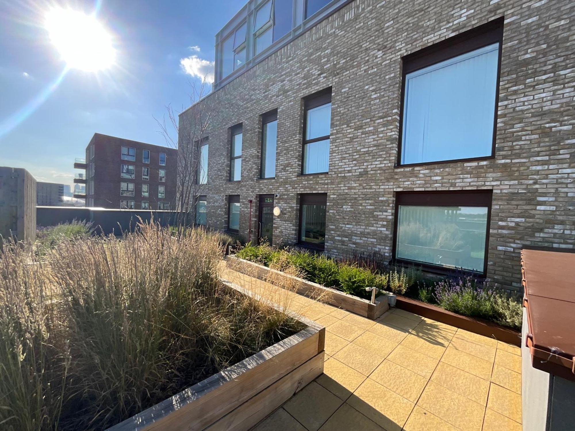 Appartement 1br Gem In Shared Near O2 Arena & Excel With Patio, Private Bath, Free Parking & Garden *
