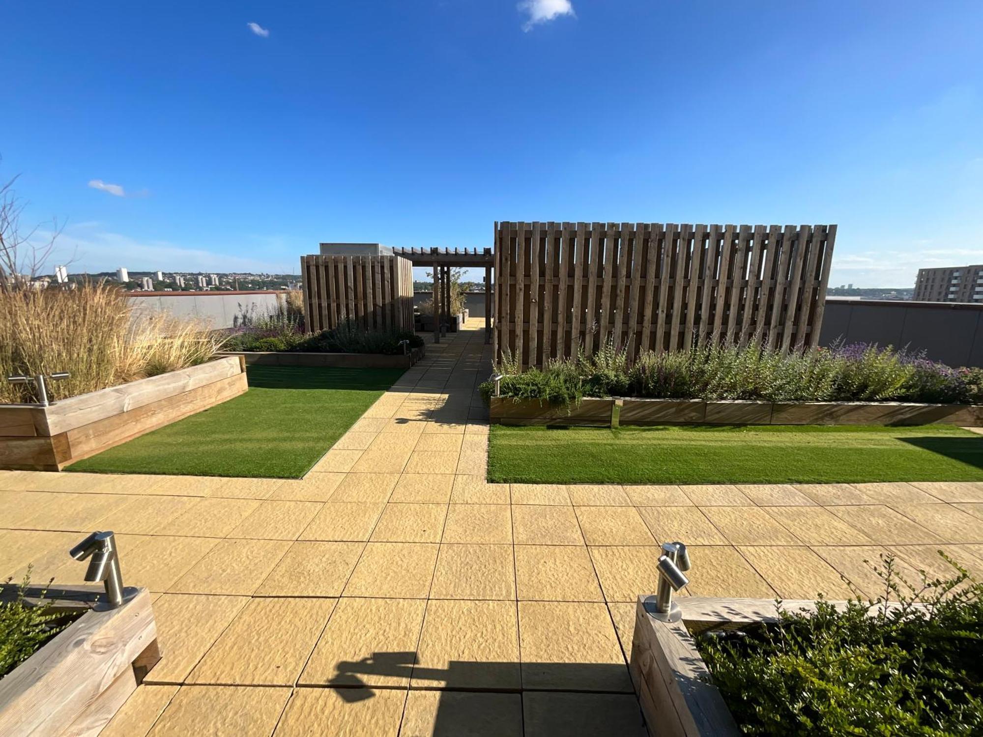 Appartement 1br Gem In Shared Near O2 Arena & Excel With Patio, Private Bath, Free Parking & Garden Londen