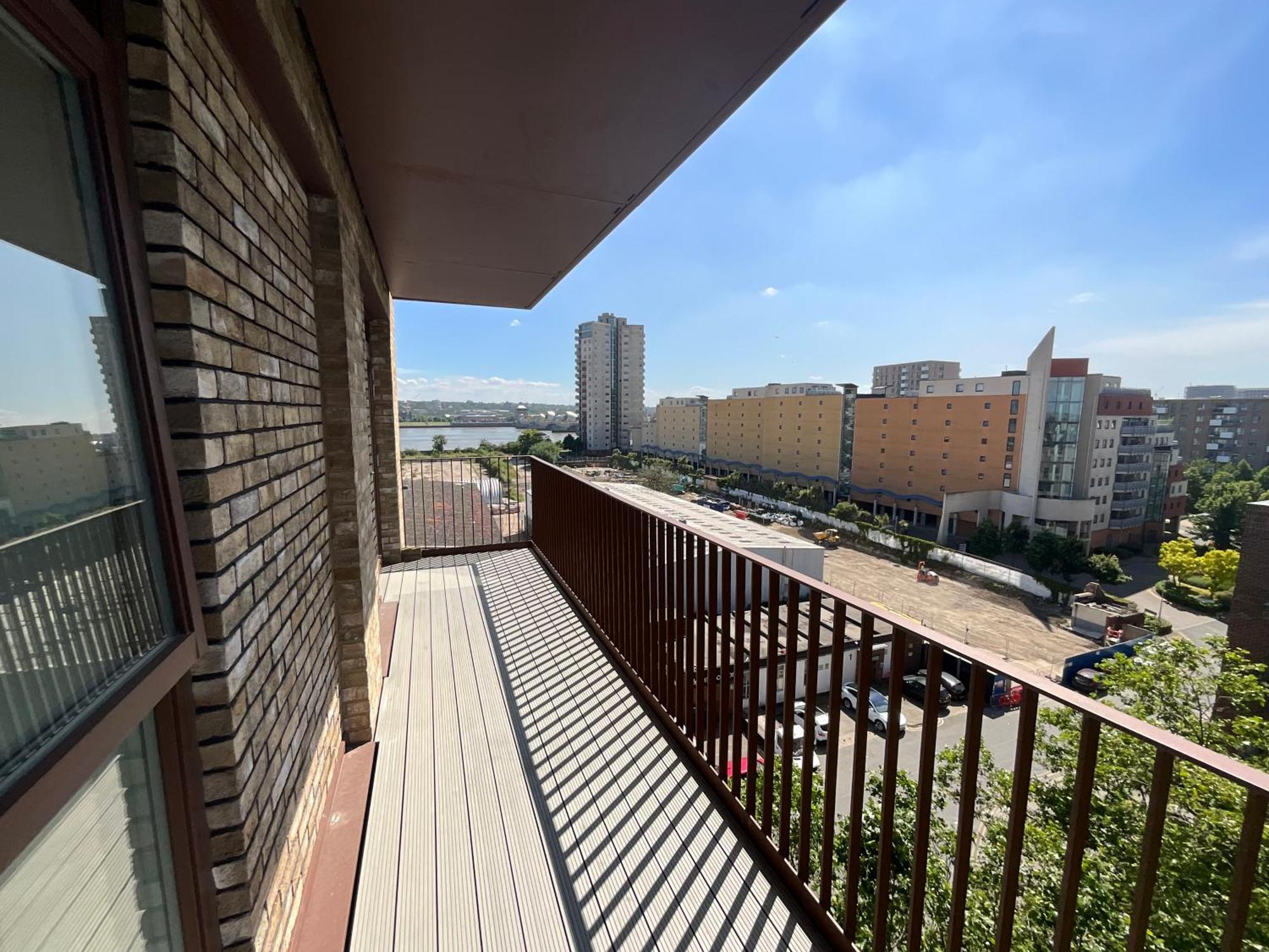 1br Gem In Shared Near O2 Arena & Excel With Patio, Private Bath, Free Parking & Garden Appartement Londen