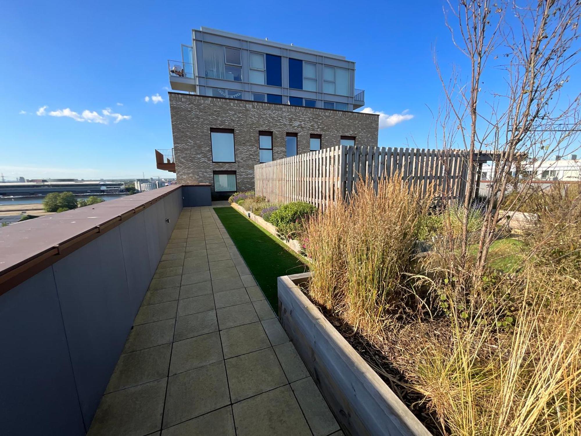 Appartement 1br Gem In Shared Near O2 Arena & Excel With Patio, Private Bath, Free Parking & Garden