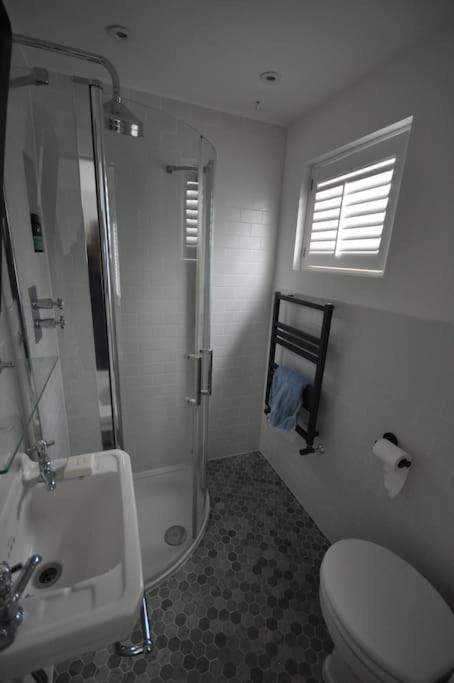 Lovely 2-bed Maisonette With Garden Close To River In Barnes - Mortlake Apartamento Londres