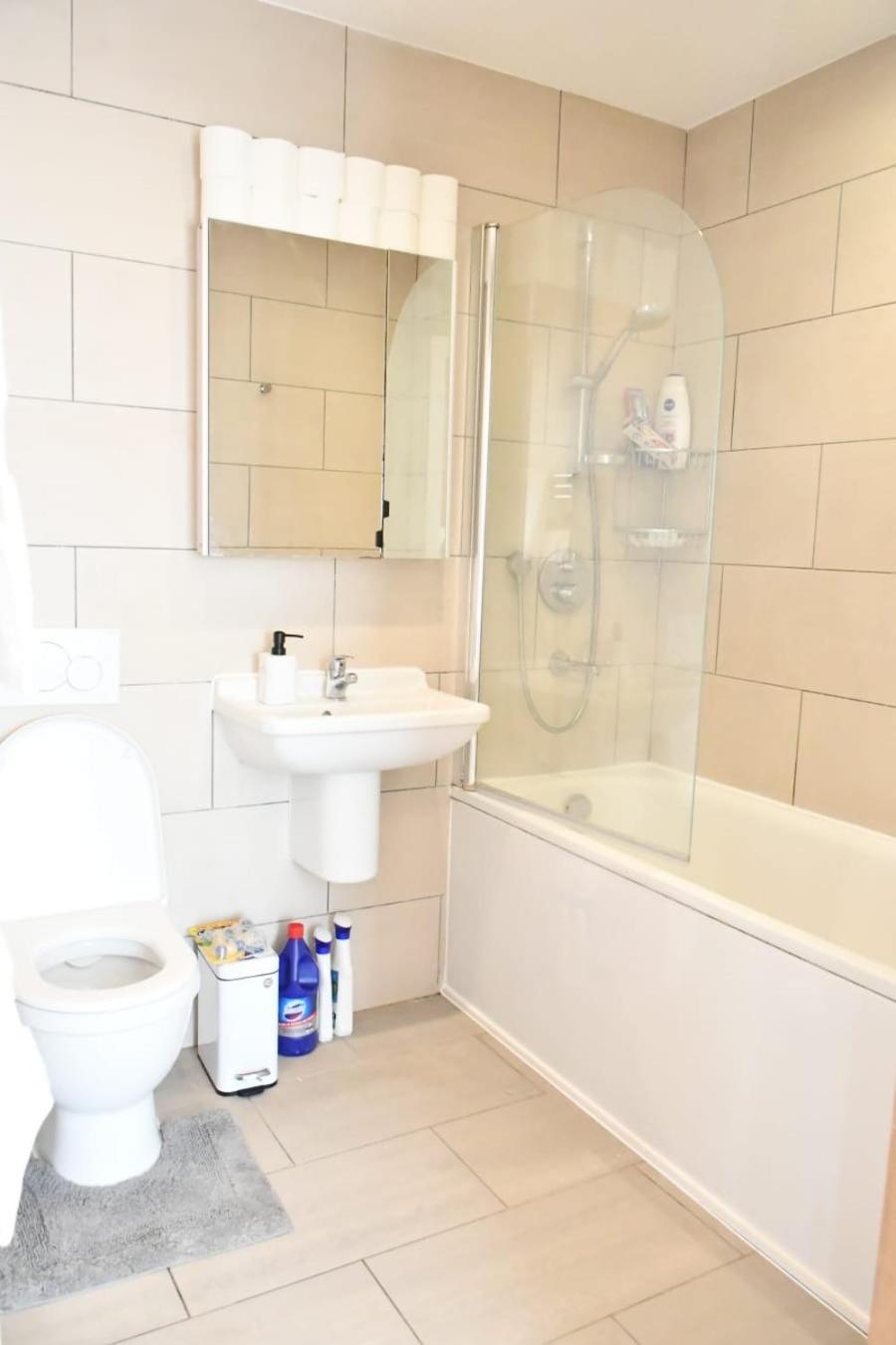 Spacious 2bedroom In Airport Apartment London