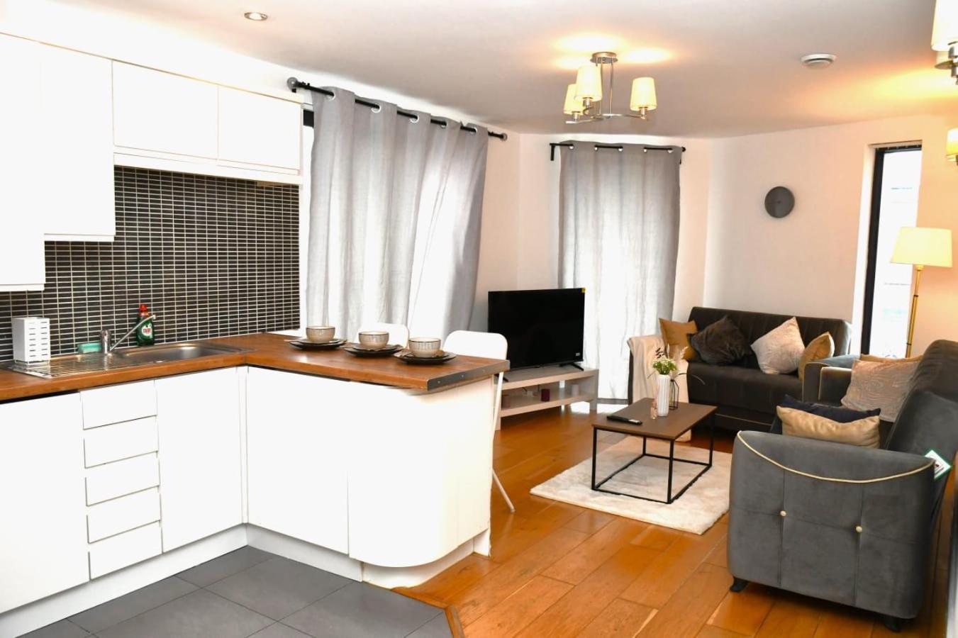 Spacious 2bedroom In Airport Apartment London