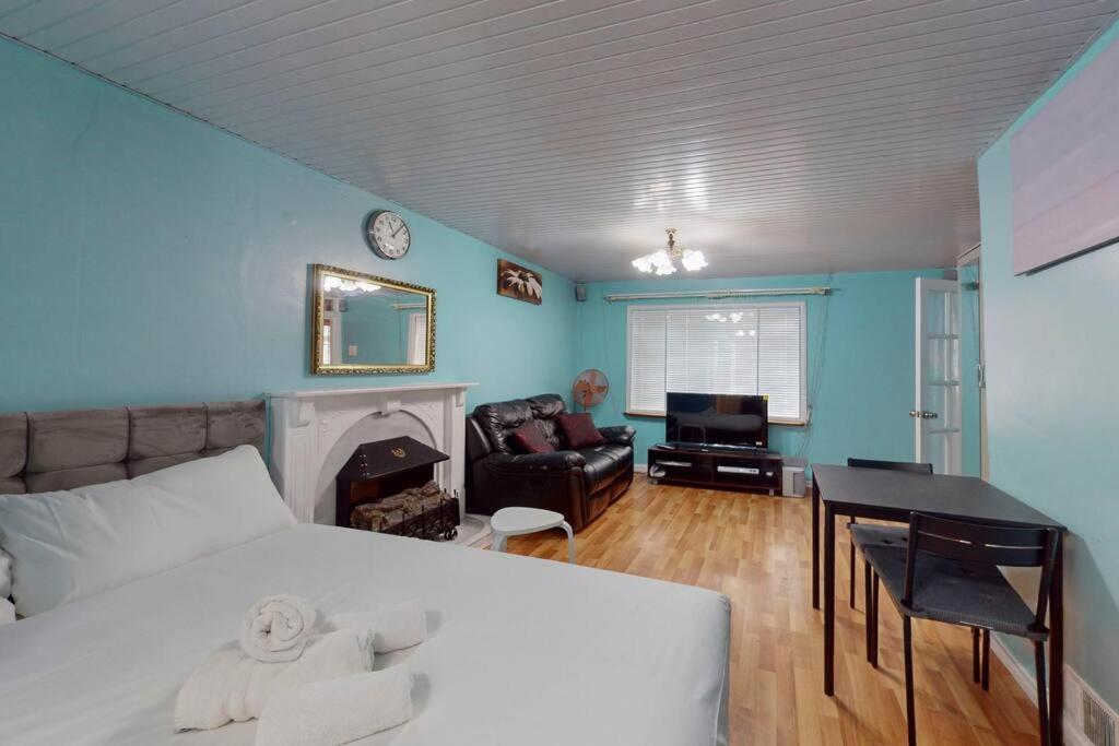 Cozy Near Airport, Excel & Dlr Appartement *