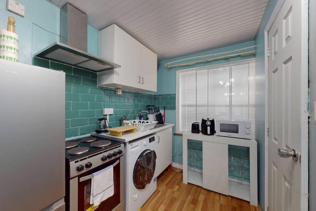 Cozy Near Airport, Excel & Dlr * Londen