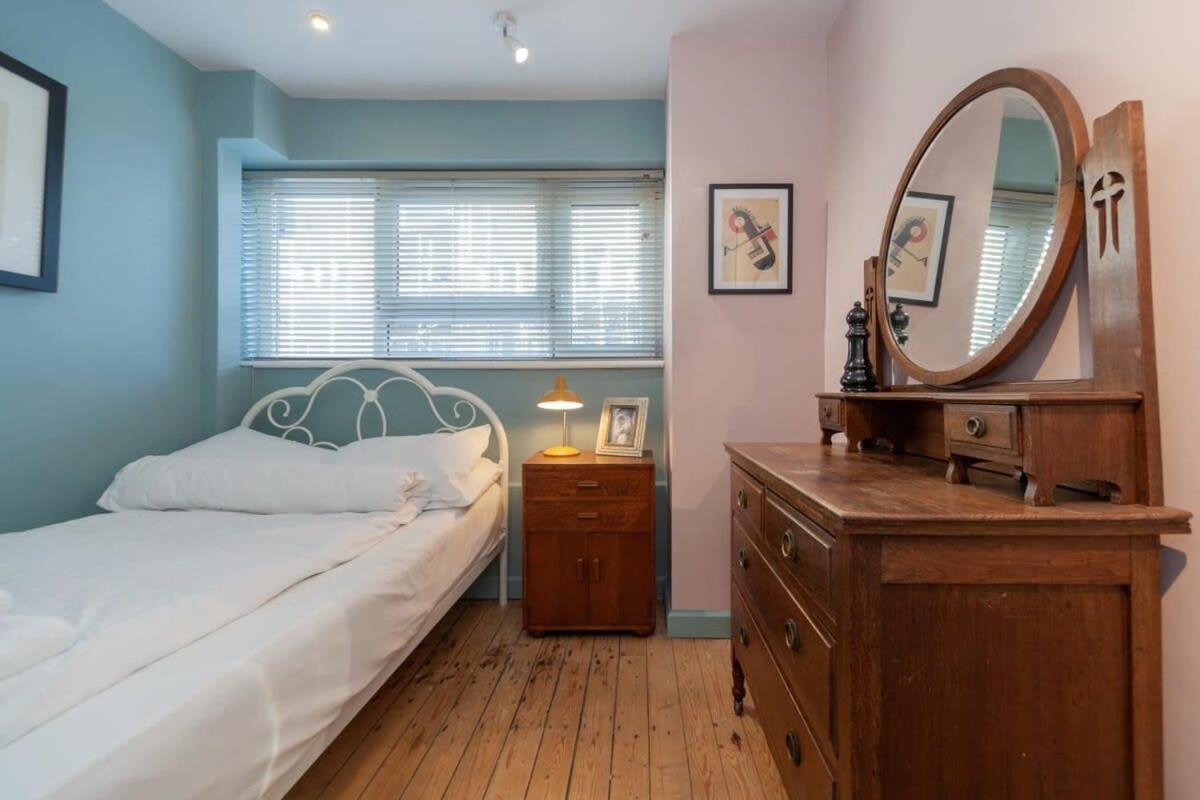 Central Stylish 4 Bedroom Apartment *