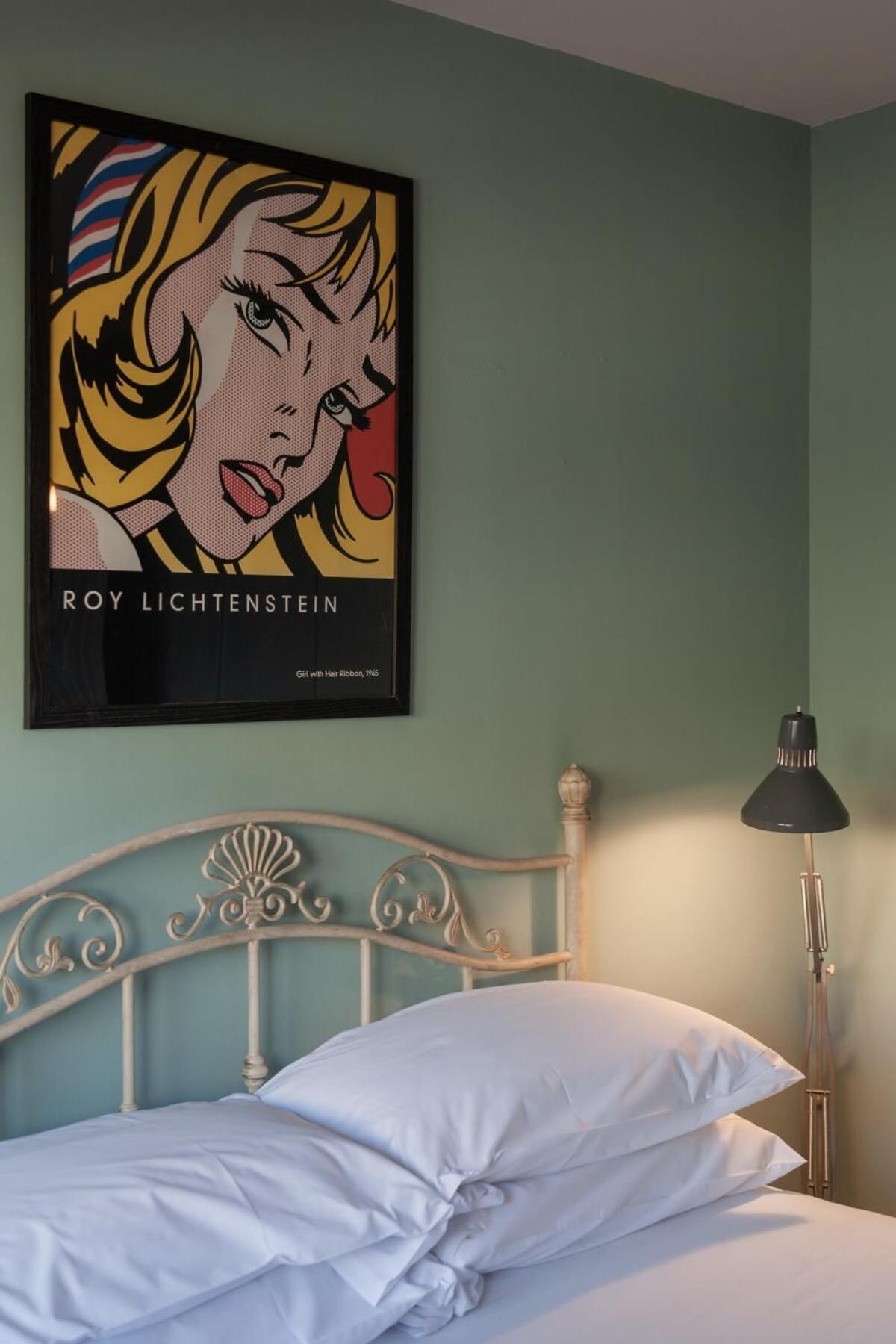 Central Stylish 4 Bedroom Apartment *