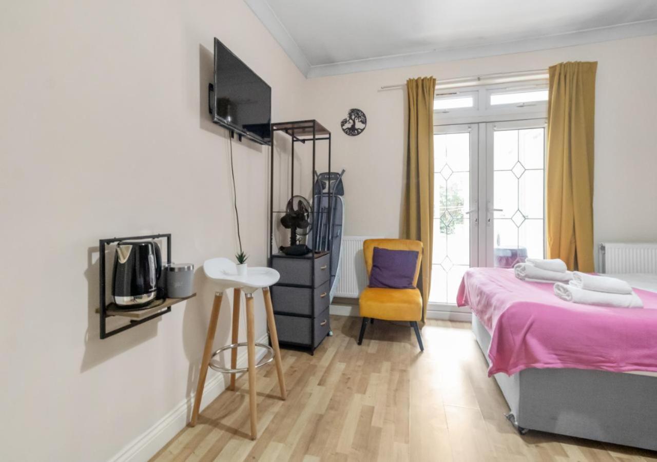The Roundway Styles & Cosy Private In Apartment