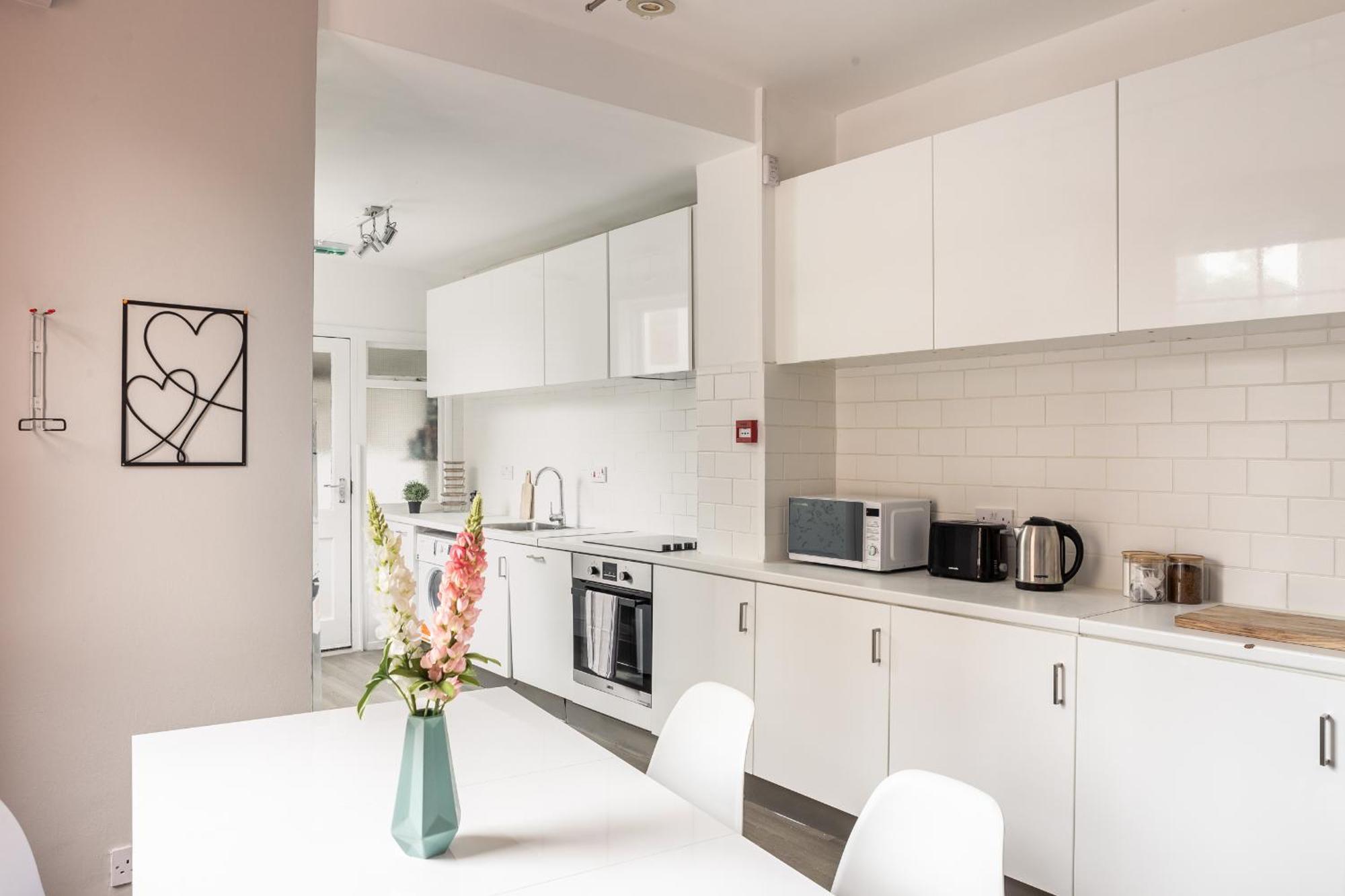 Spacious 6 Ensuite Bedroom House In Ferienhaus London