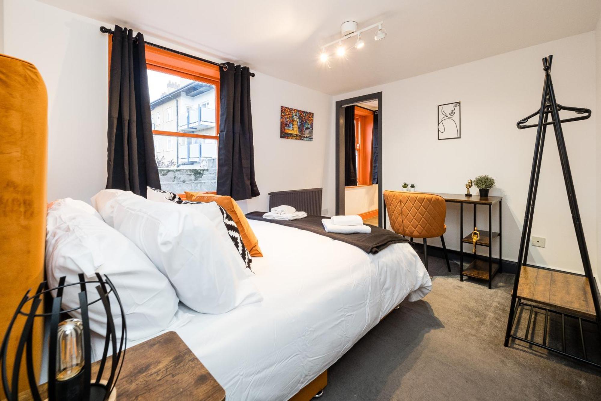 Spacious 6 Ensuite Bedroom House In Ferienhaus