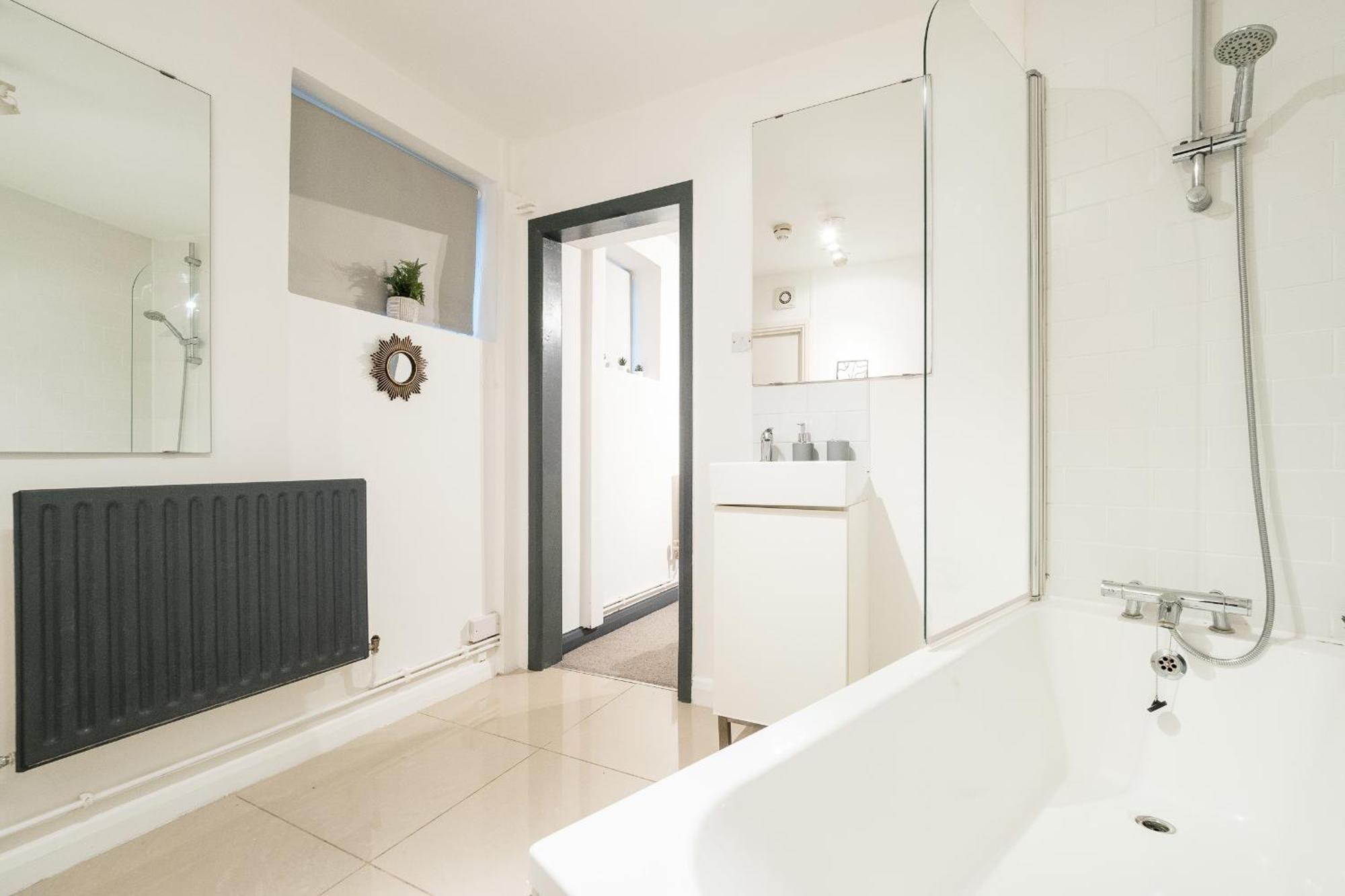 Spacious 6 Ensuite Bedroom House In Ferienhaus London