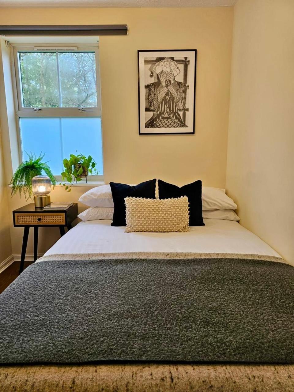 2 Bedroom Spacious In *