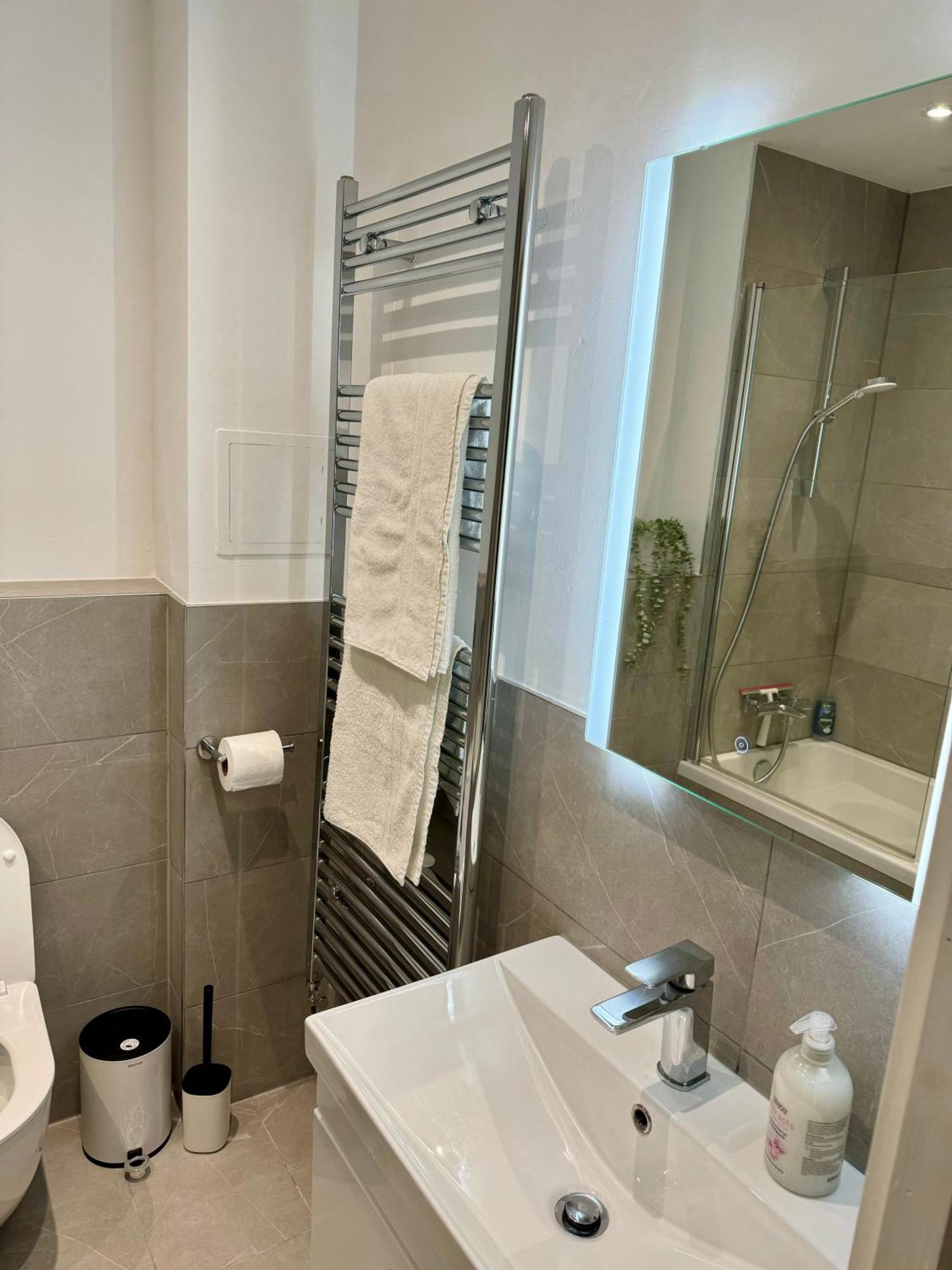 2 Bedroom Spacious In * Londen