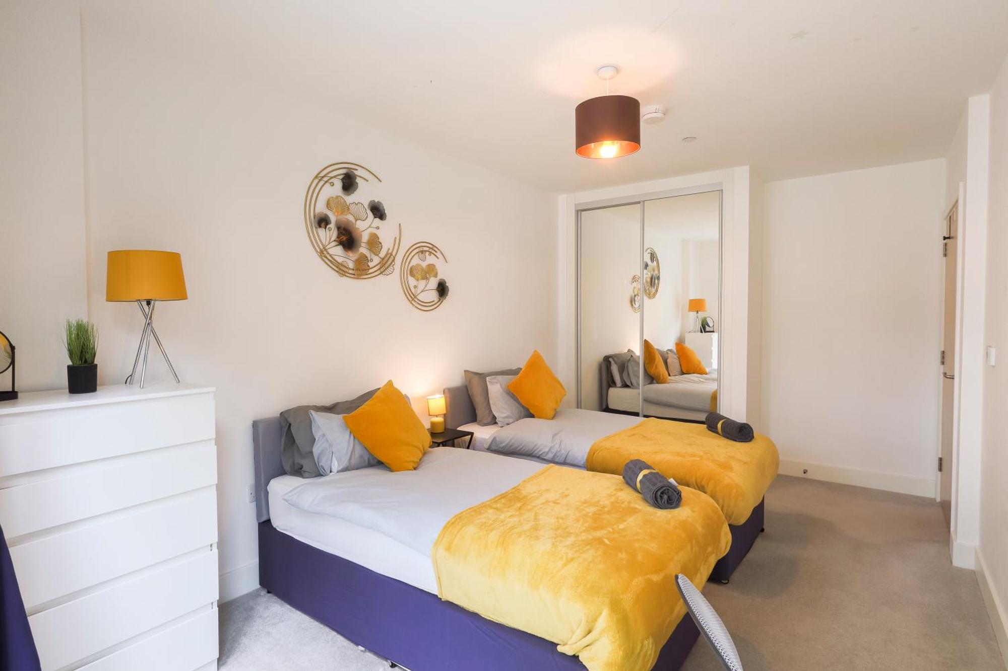 Stylish 2br By Dluxoria Short Lets & Serviced Greater With Pet Friendly, Free Wifi & Free Parking Leilighet *