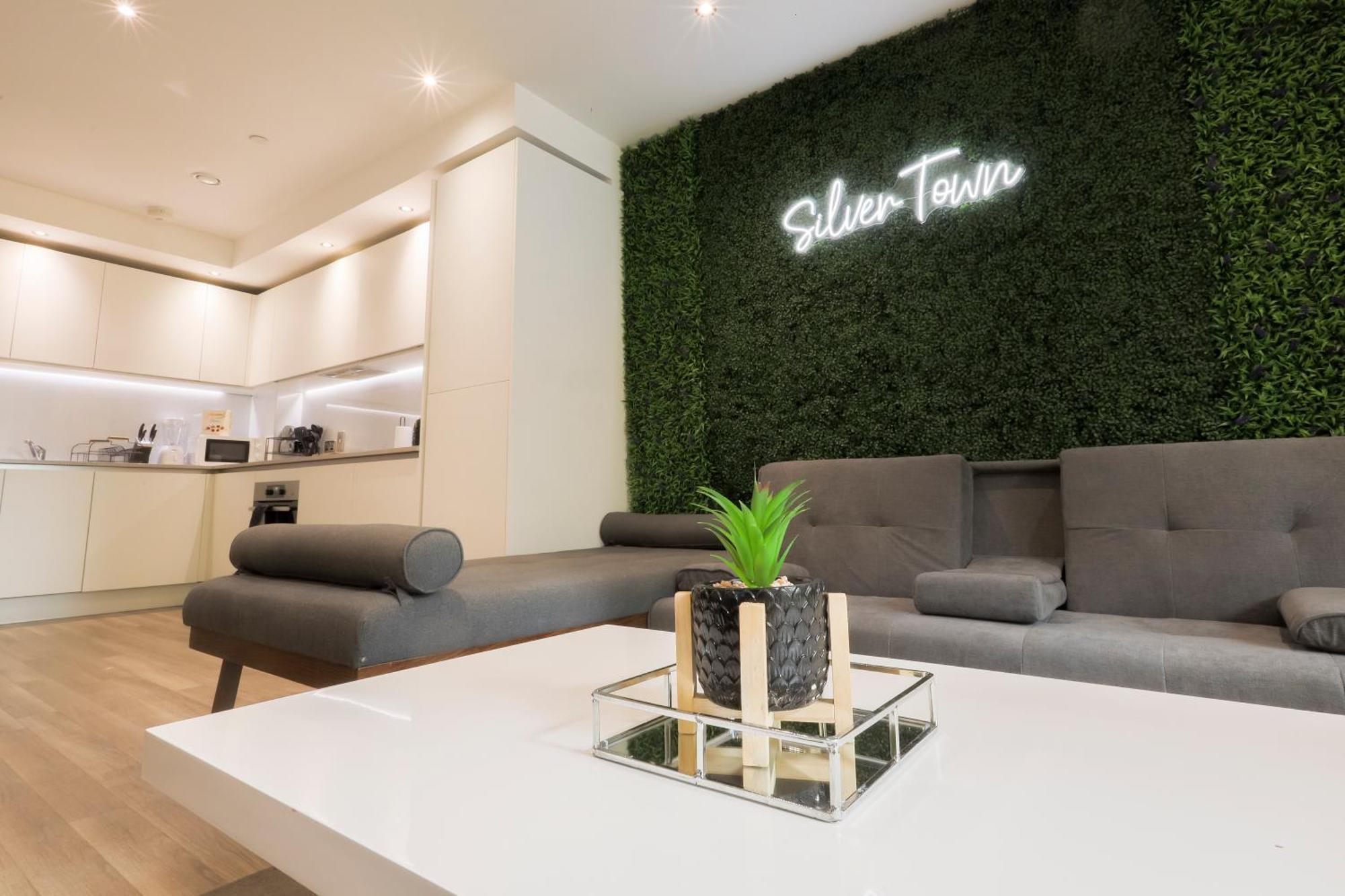 Leilighet Stylish 2br By Dluxoria Short Lets & Serviced Greater With Pet Friendly, Free Wifi & Free Parking *