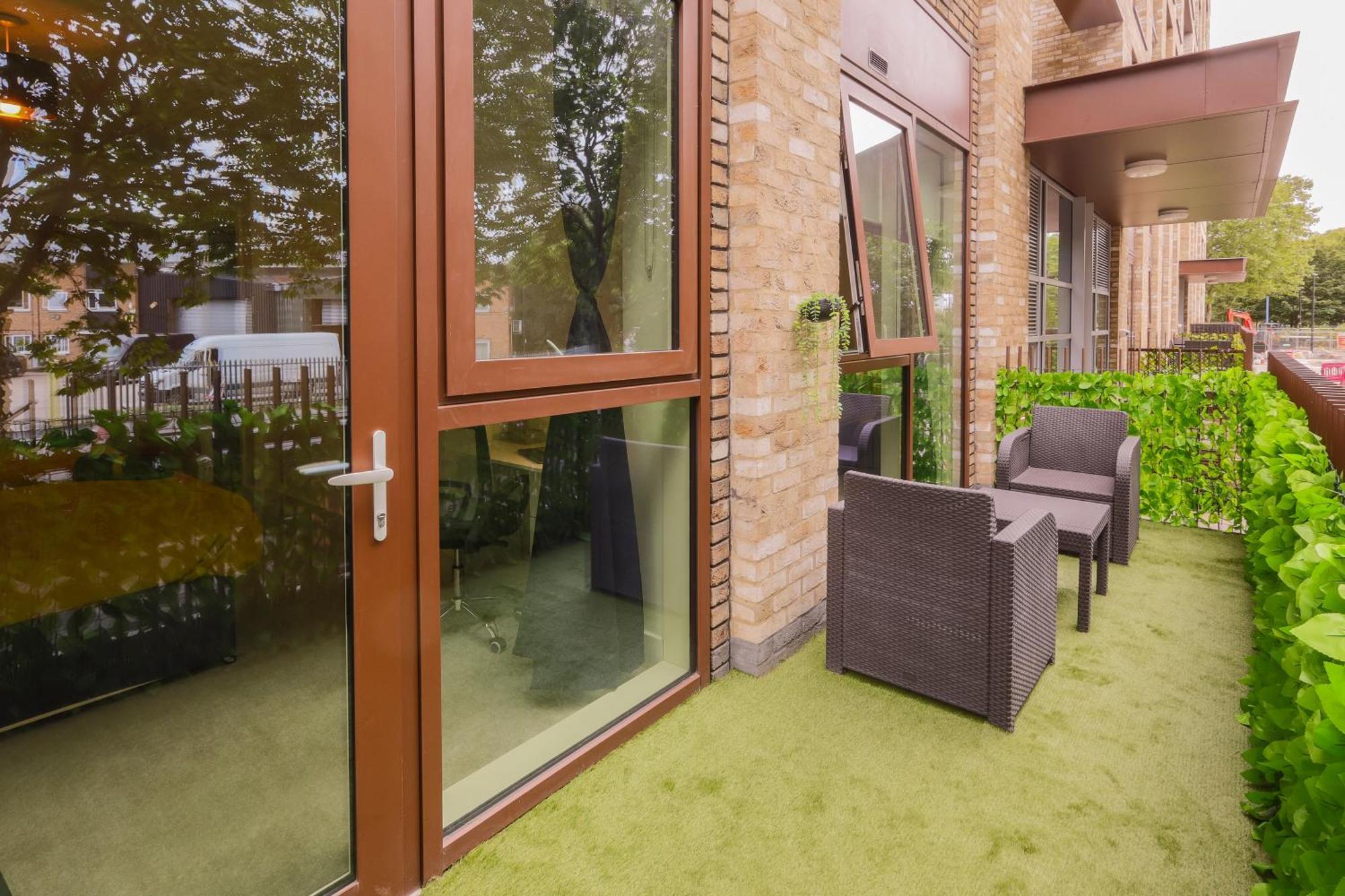 Stylish 2br By Dluxoria Short Lets & Serviced Greater With Pet Friendly, Free Wifi & Free Parking Leilighet London
