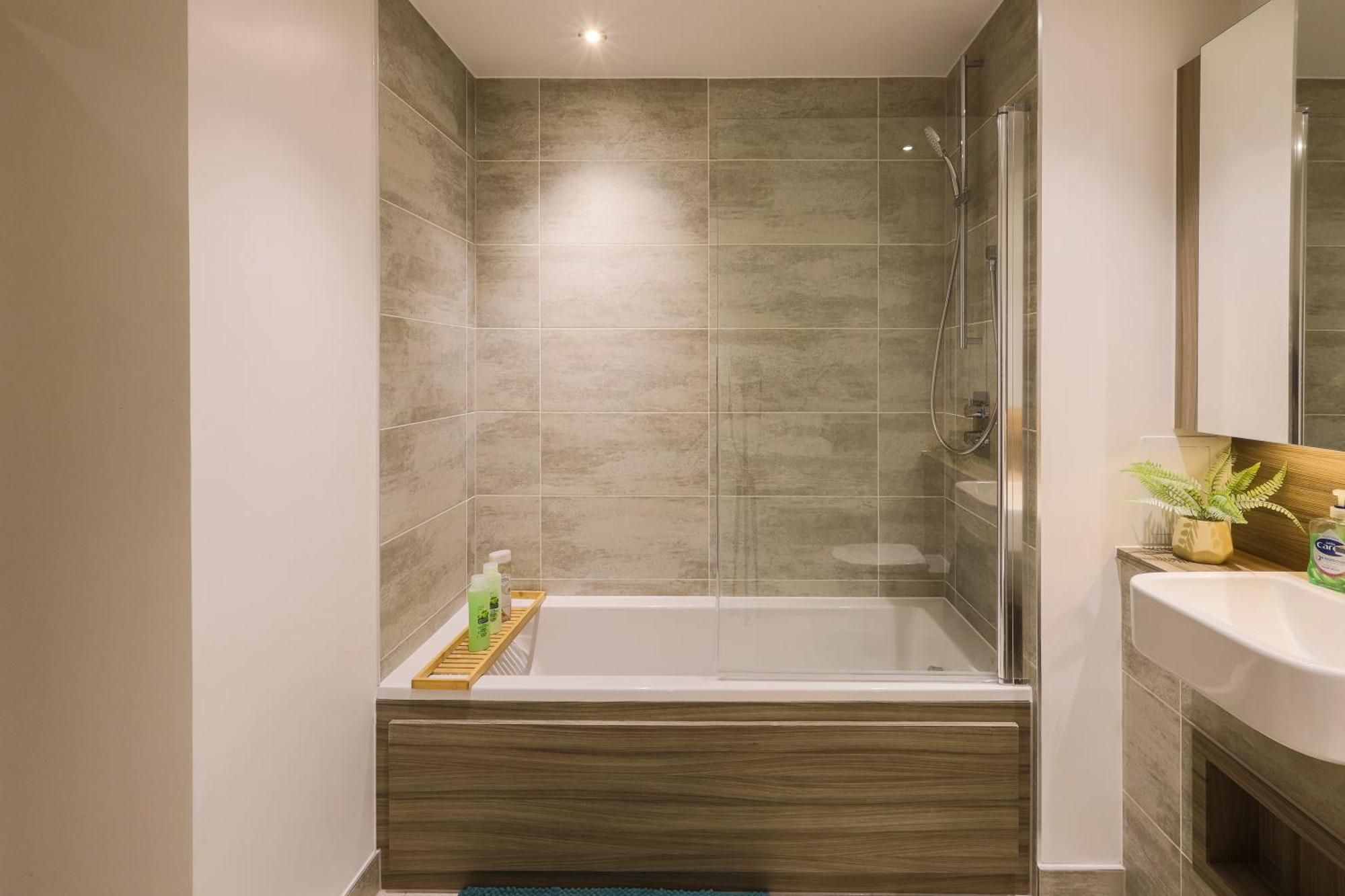 Leilighet Stylish 2br By Dluxoria Short Lets & Serviced Greater With Pet Friendly, Free Wifi & Free Parking *