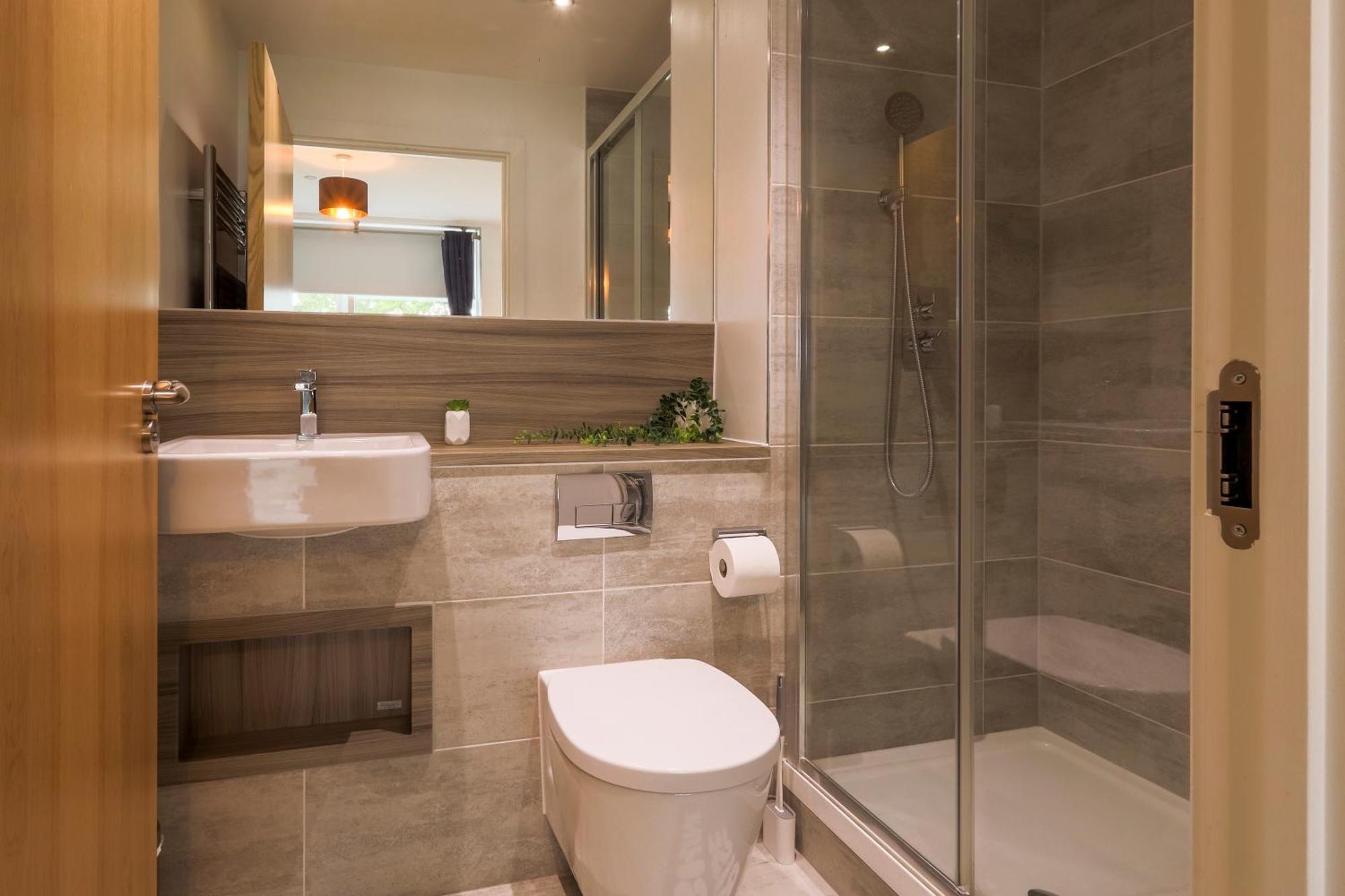 Stylish 2br By Dluxoria Short Lets & Serviced Greater With Pet Friendly, Free Wifi & Free Parking Leilighet