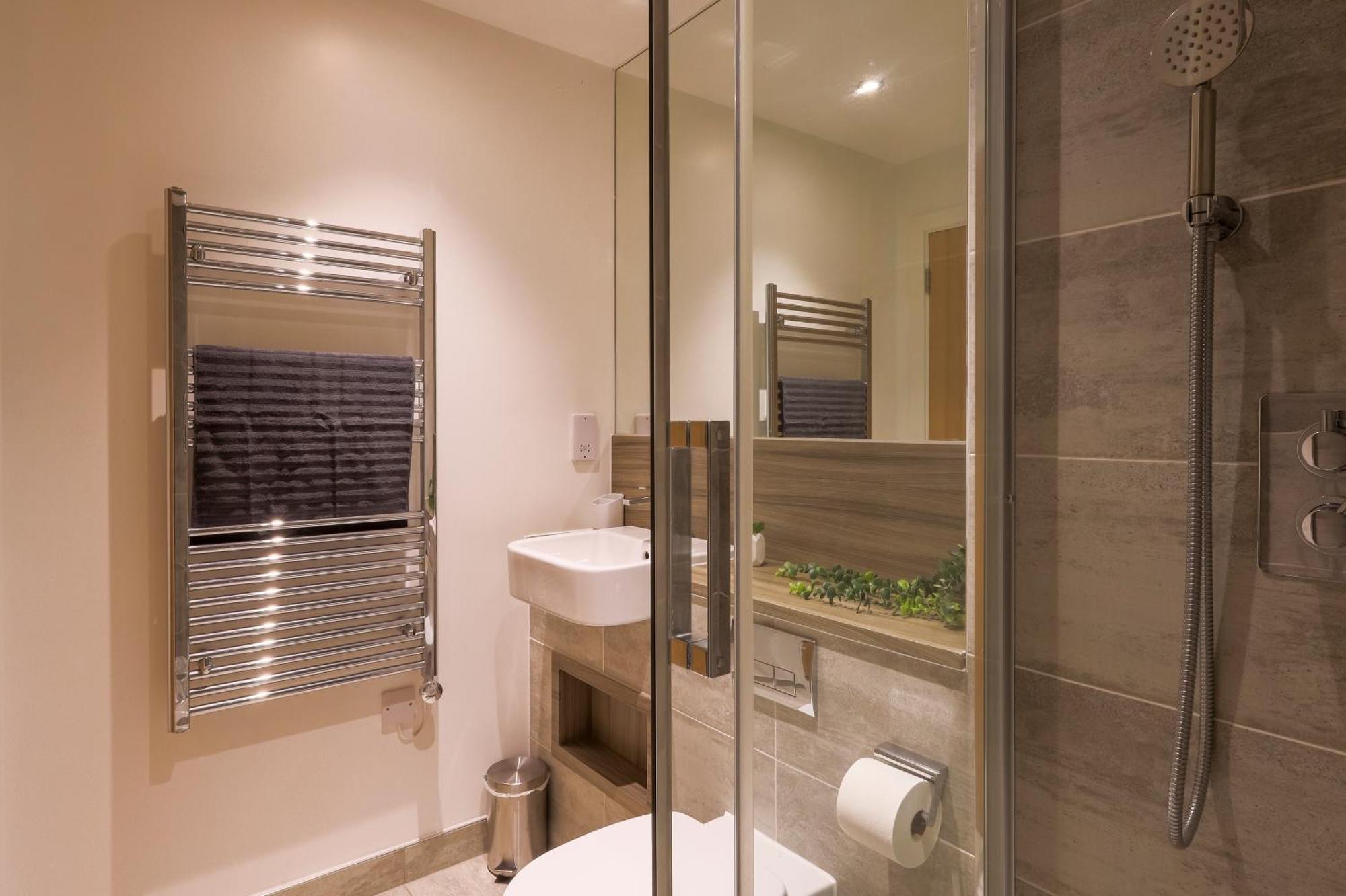 Leilighet Stylish 2br By Dluxoria Short Lets & Serviced Greater With Pet Friendly, Free Wifi & Free Parking