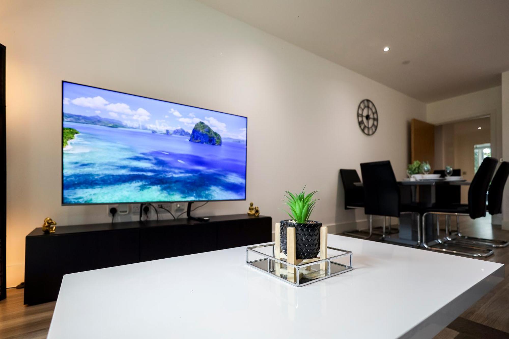 Stylish 2br By Dluxoria Short Lets & Serviced Greater With Pet Friendly, Free Wifi & Free Parking Leilighet London